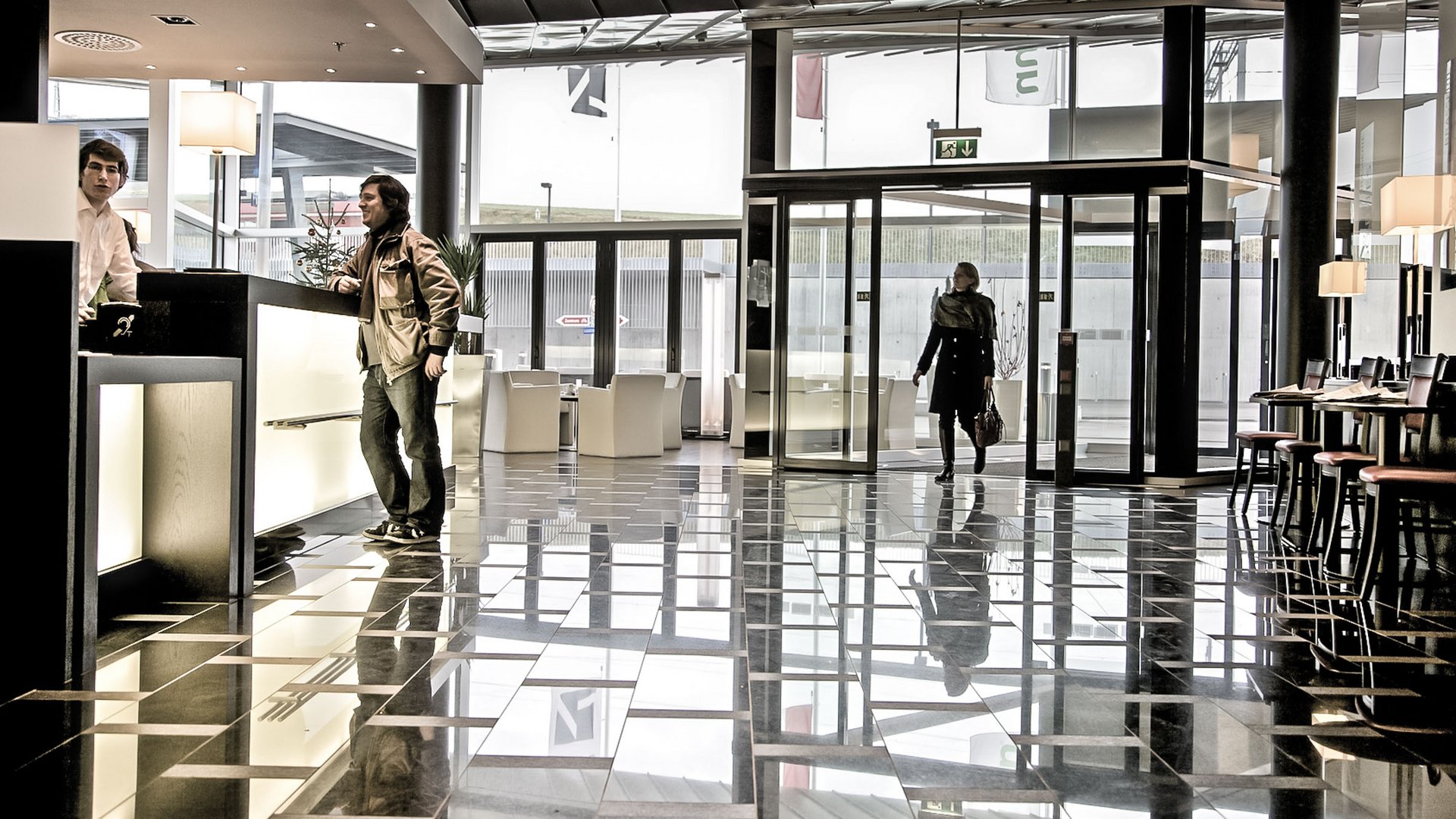 Hotel Eingang zum Westside Center mit einer automatischen Schiebetür