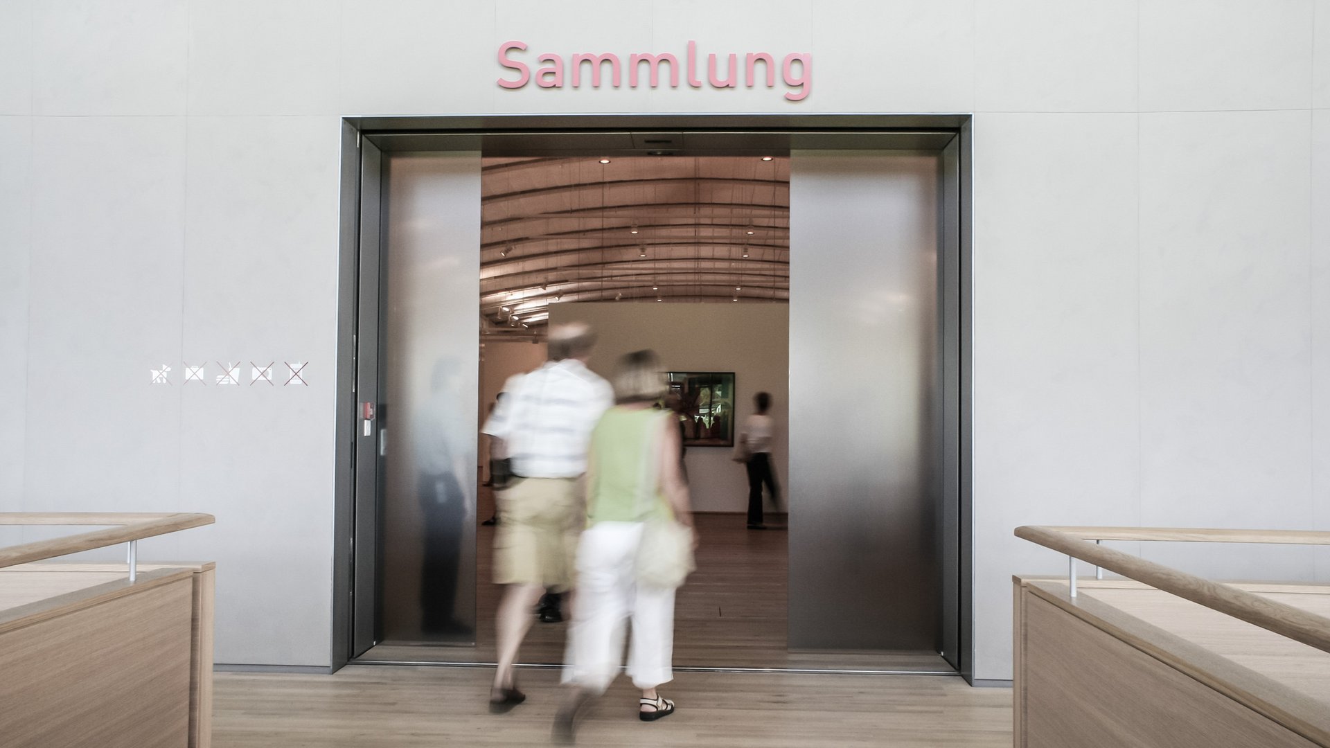 Ausstellungseingang des Paul Klee Museums in Bern mit einer automatischen Schiebetür