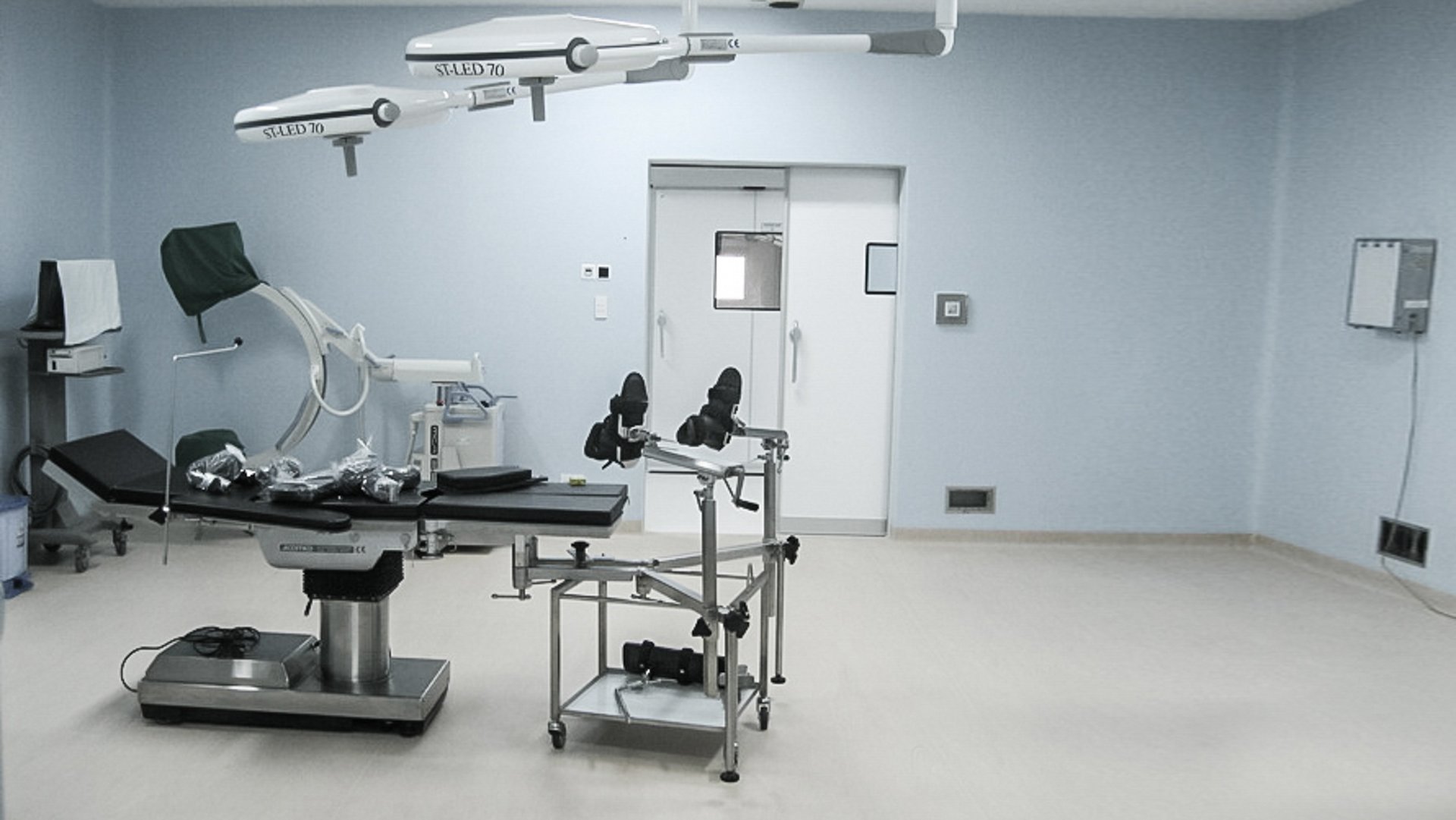 Operationssaal im Krankenhaus Phuoc mit einer dichten automatischen Schiebetür