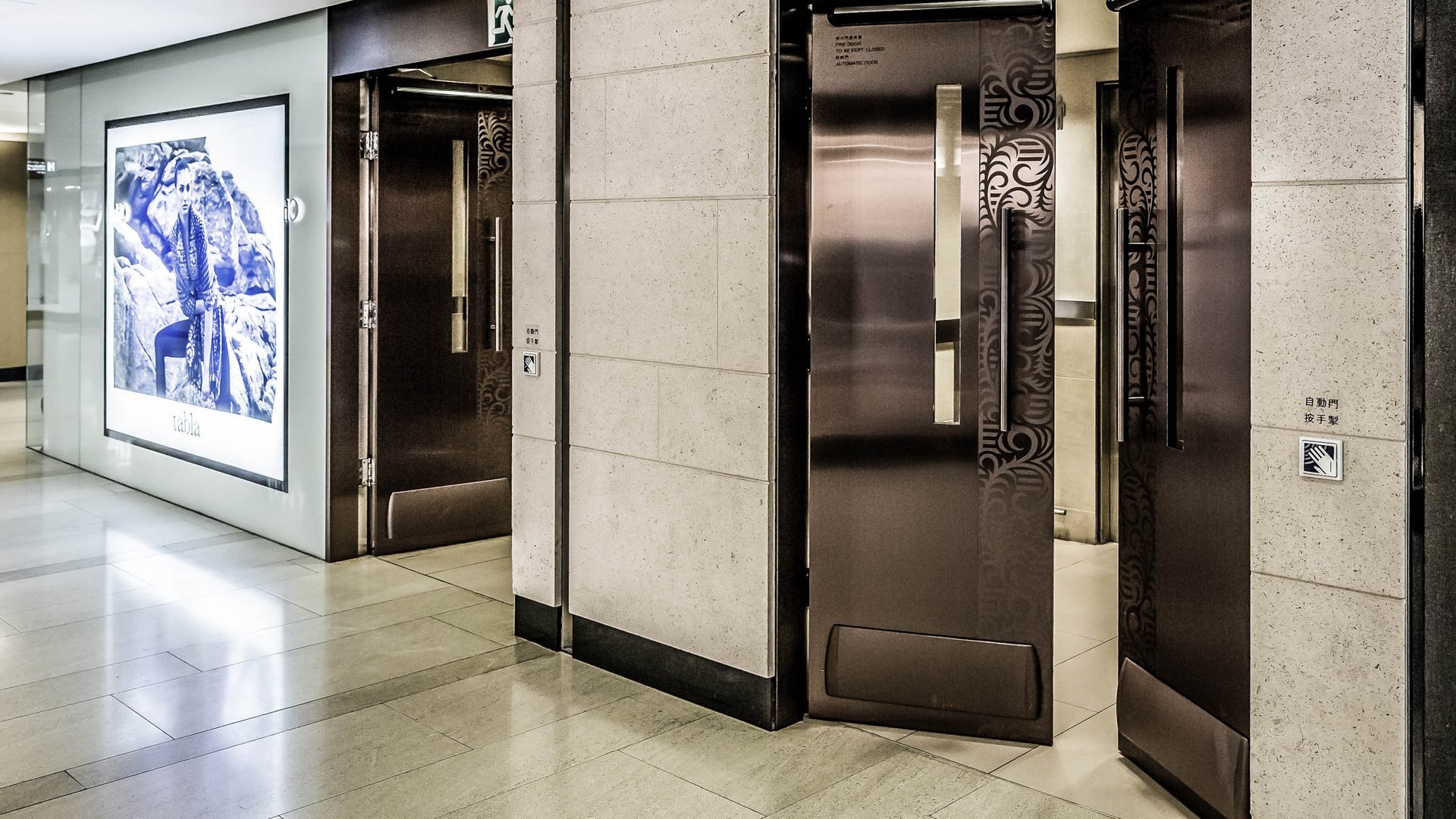 Flur im Landmark-Complex in Hongkong mit automatischen Drehflügeltüren