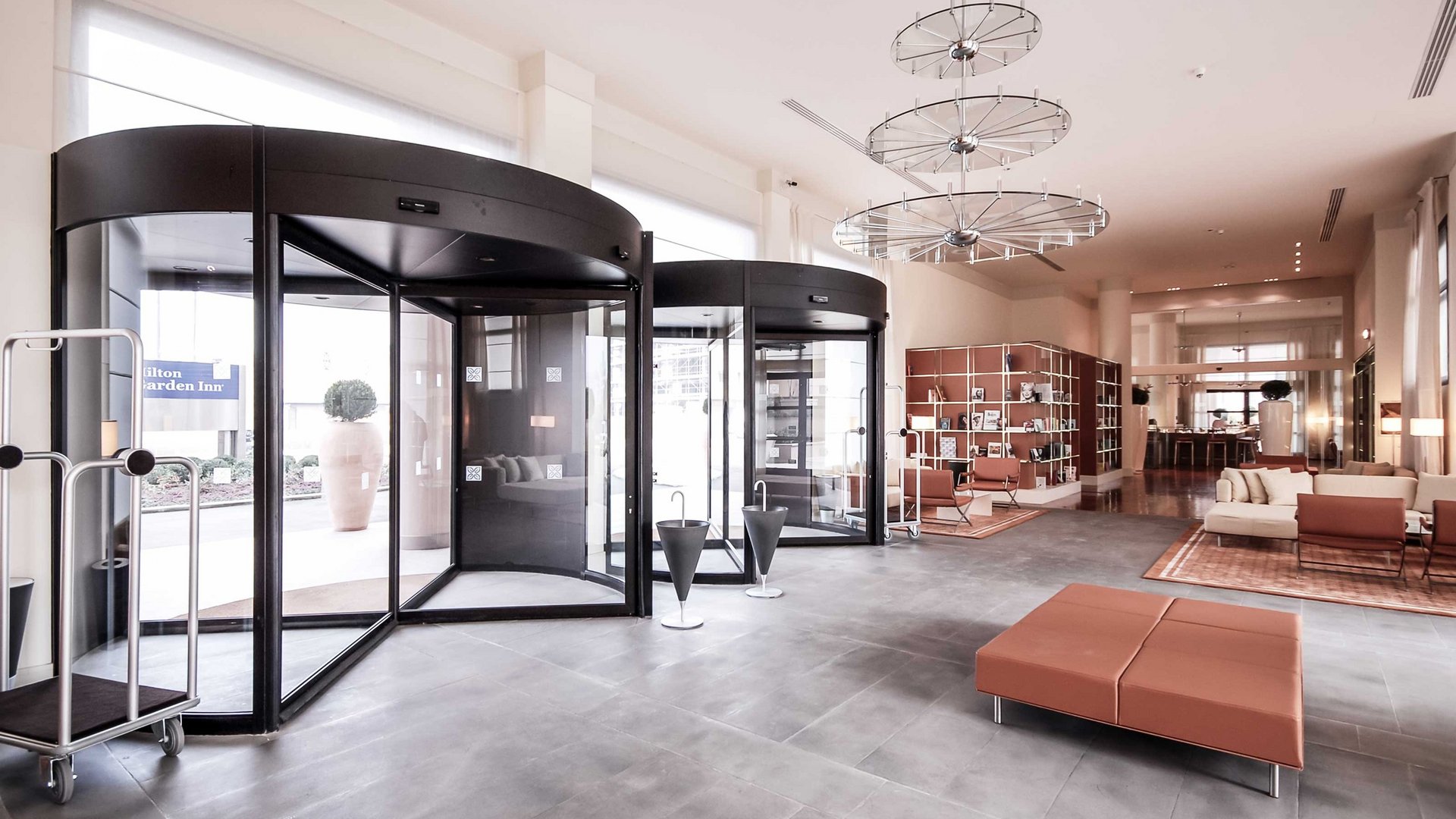 Hoteleingang mit automatischen Karusselltüren