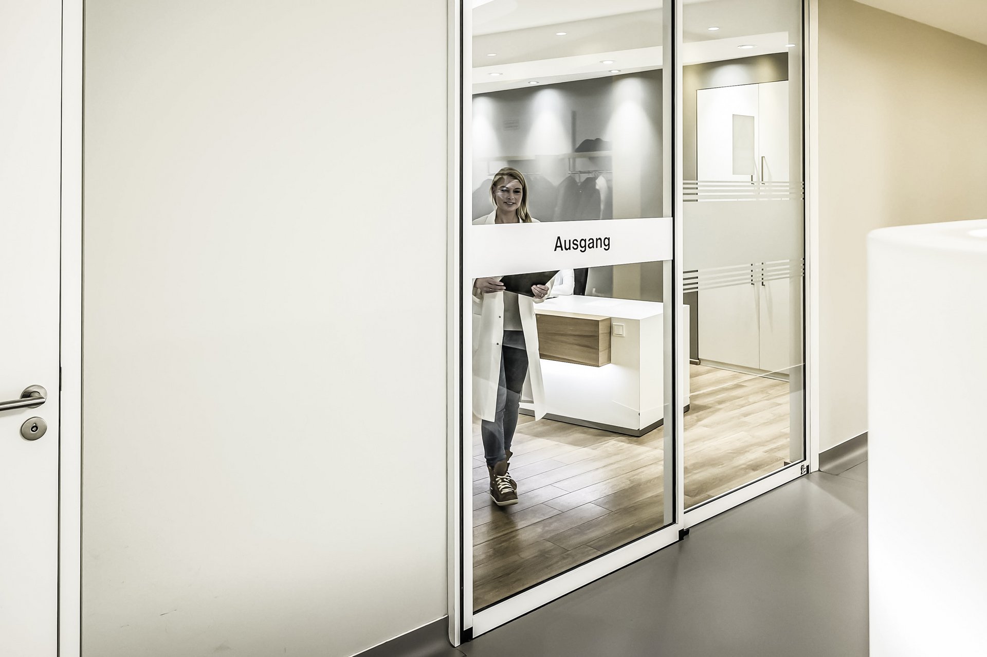 Ausgang im Ärztehaus Diranuk mit einer automatischen Schiebetür
