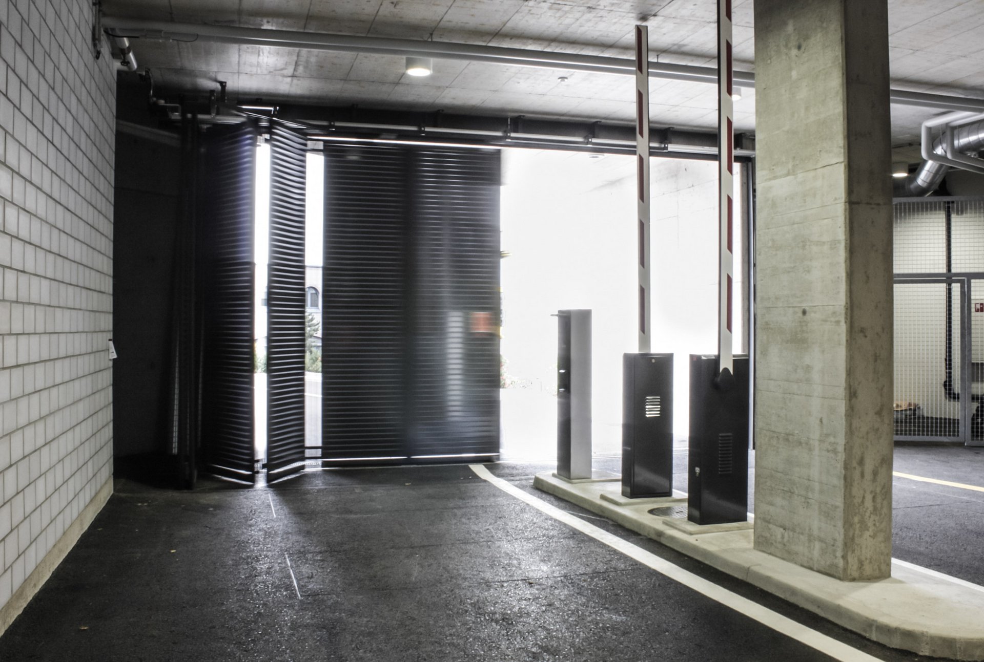 Parkplatzeinfahrt zum CFK-Modelleisenbahnmuseum in Granges-Paccot mit automatischen Torantrieben