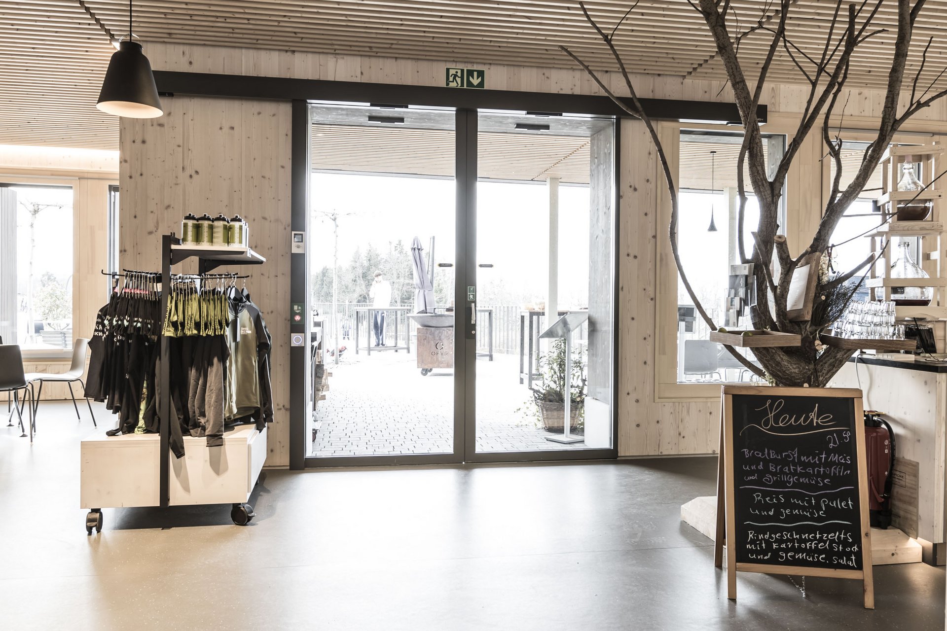 Eingang zum Shop des Swiss Bike Parks in Oberried mit einer automatischen Schiebetür