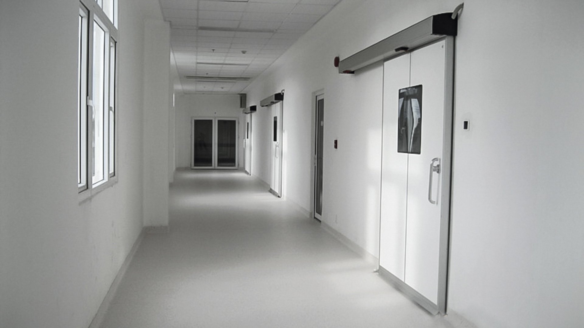 Flur im Krankenhaus Phuoc mit dichten automatischen Schiebetüren
