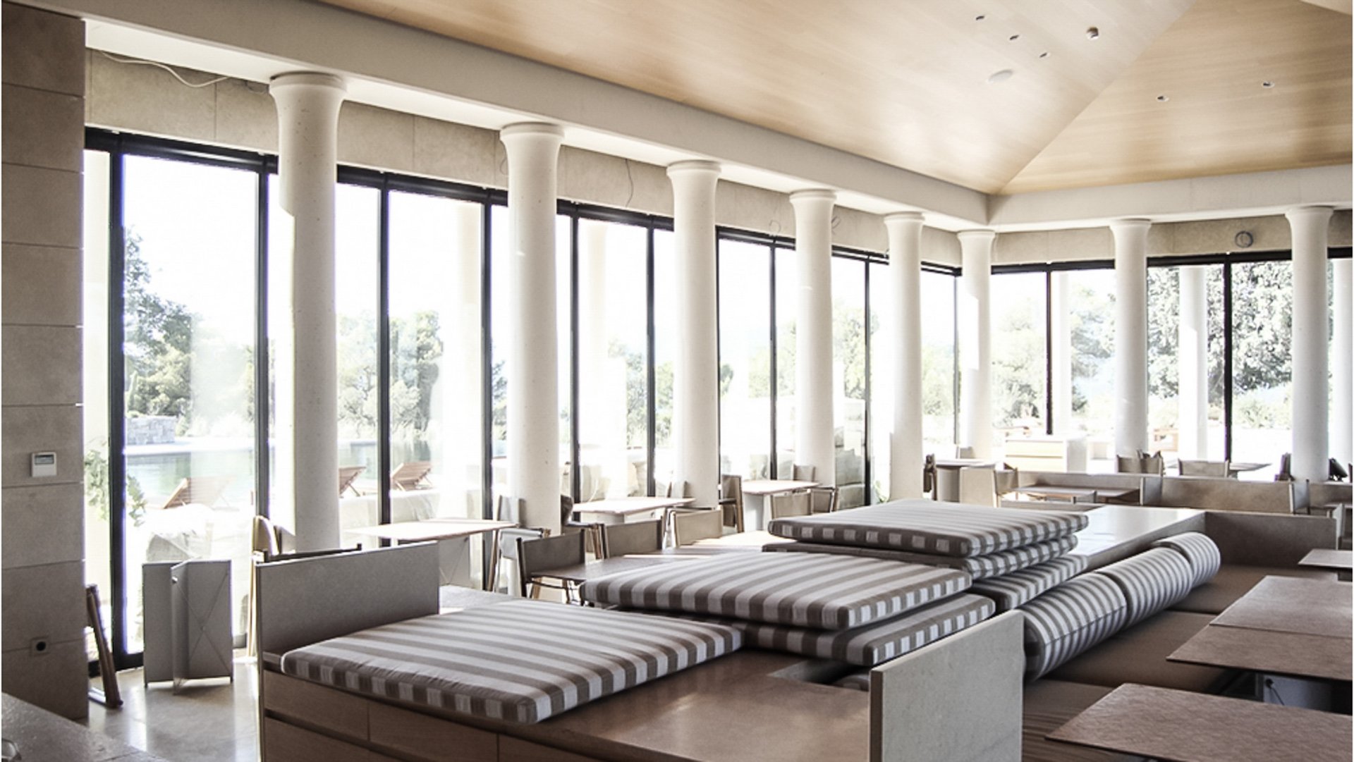 Restaurant des Hotels Amazoe Porto-Heli in Griechenland mit einer automatischen Schiebestapelwand