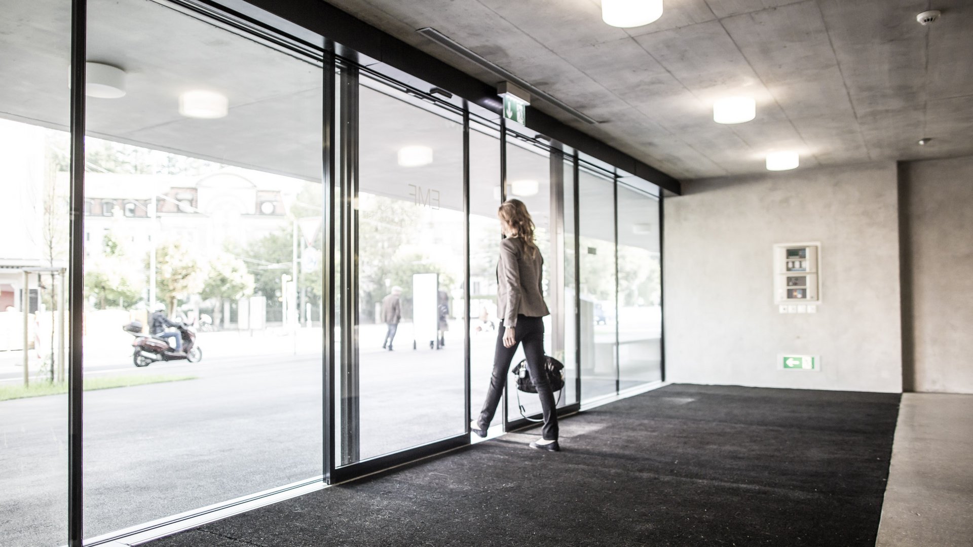 Eingang der EMF Berufsschule in Freiburg mit automatischen Schiebetüren