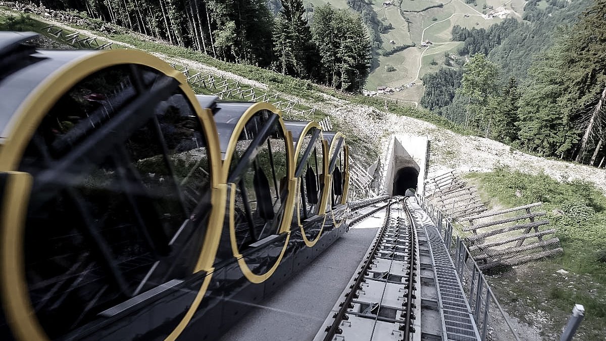 Standseilbahn Stoos mit automatischen Sonderlösung Schiebetüren