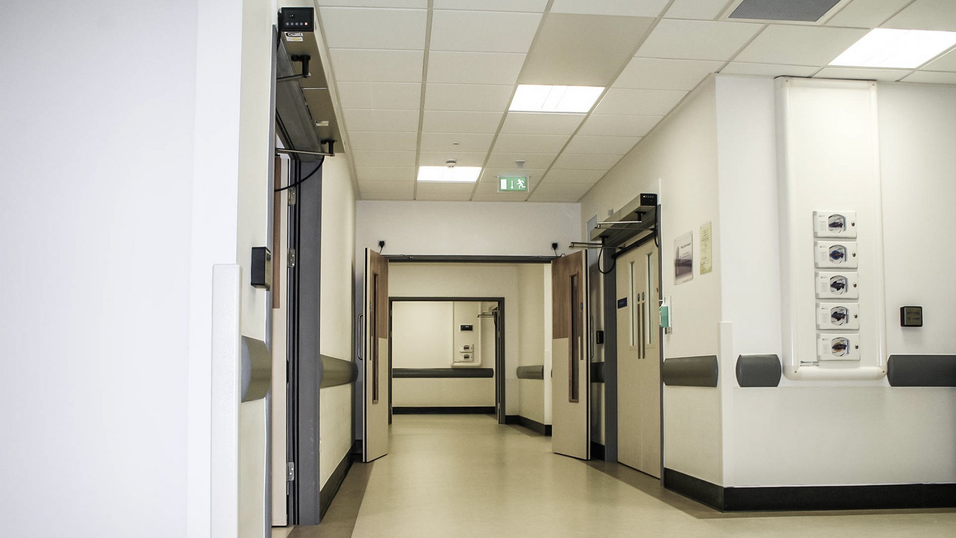 Flur im Queen Victoria Spital mit automatischen Drehflügeltüren