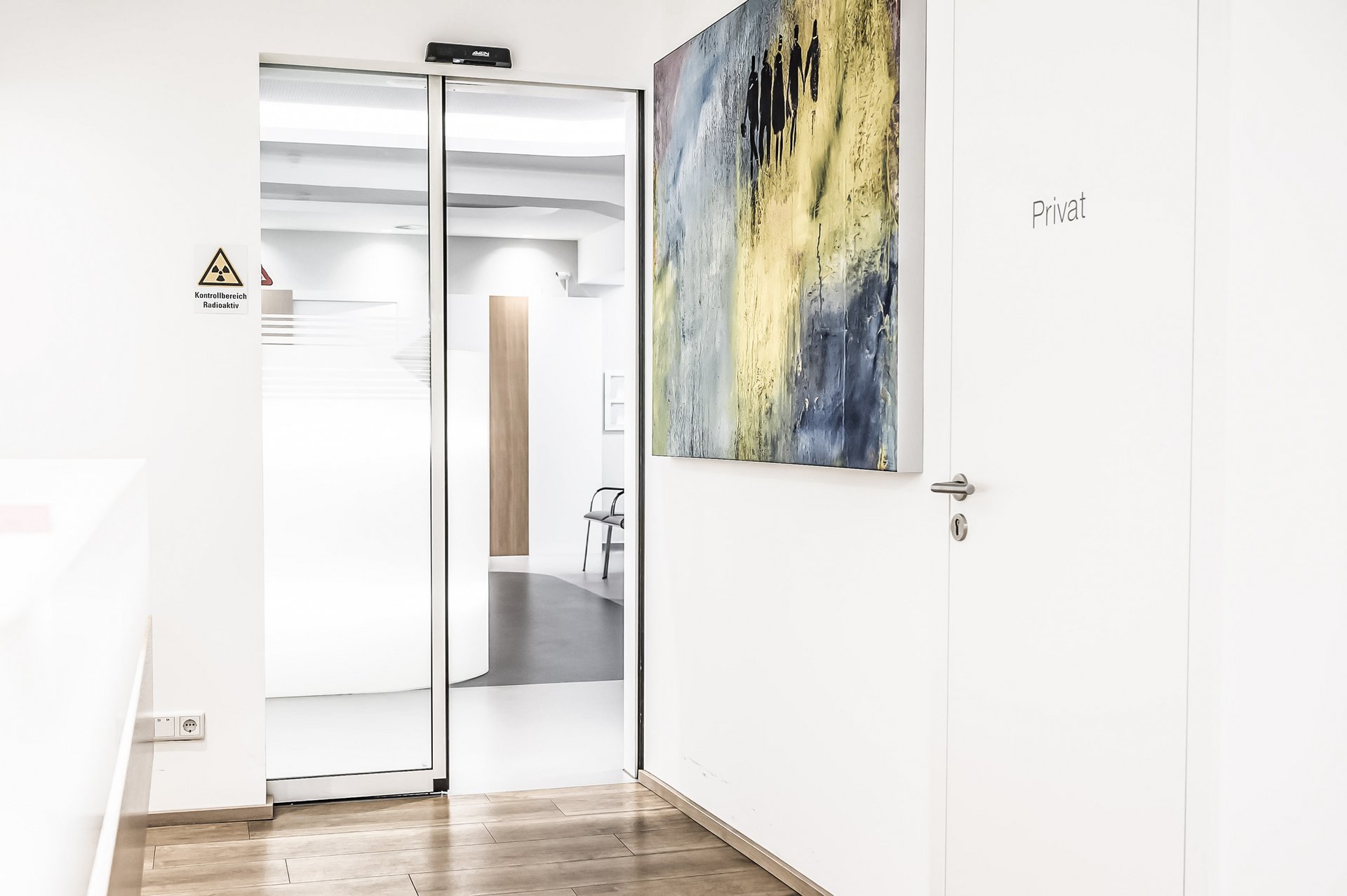 Flur im Ärztehaus Diranuk mit einer automatischen Schiebetür