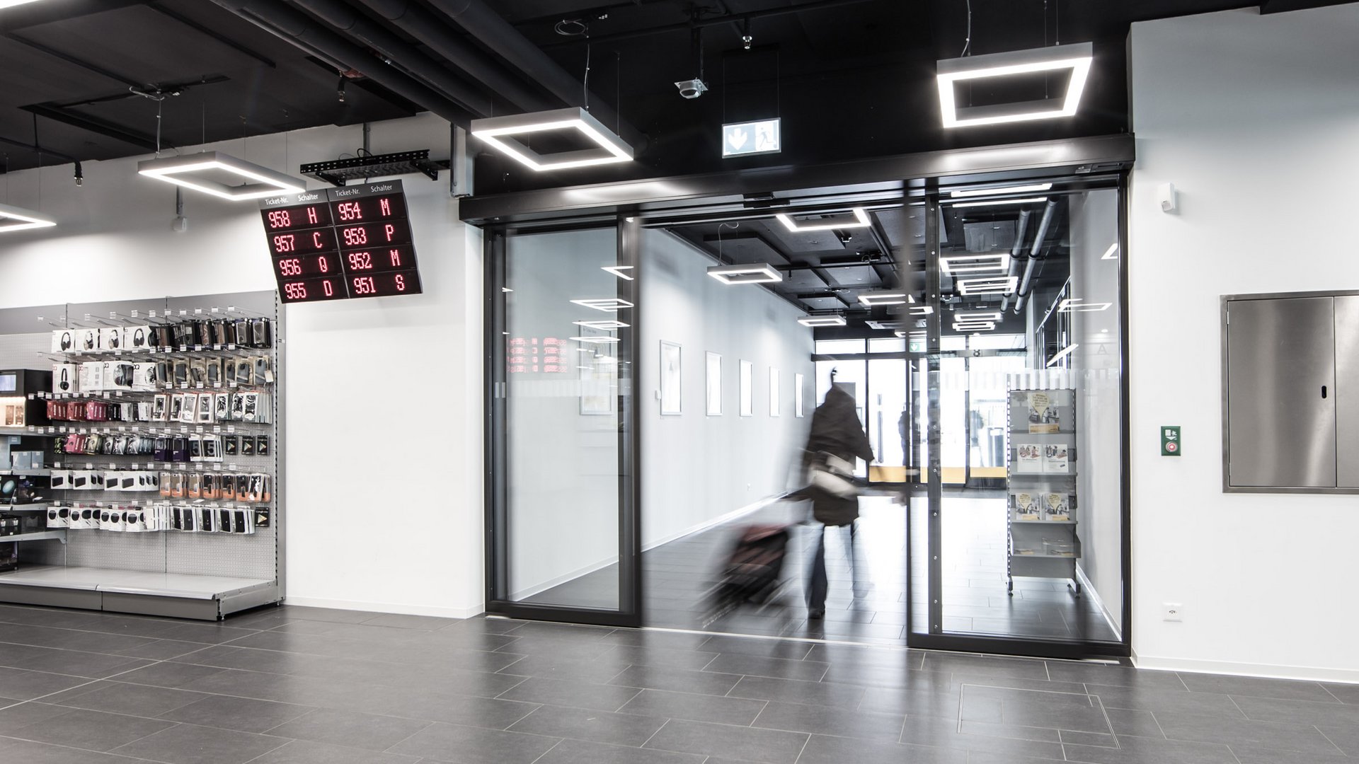 Foyer im PostParc Bern mit automatischen Schiebetüren