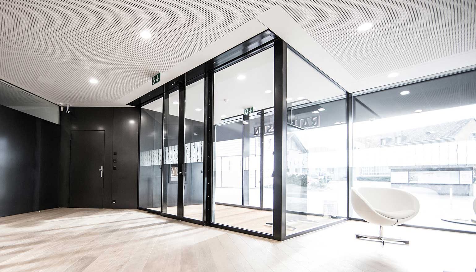 Eingangsbereich der Raiffeisen Bank in Schmitten mit einer einbruchhemmenden automatischen Schiebetür