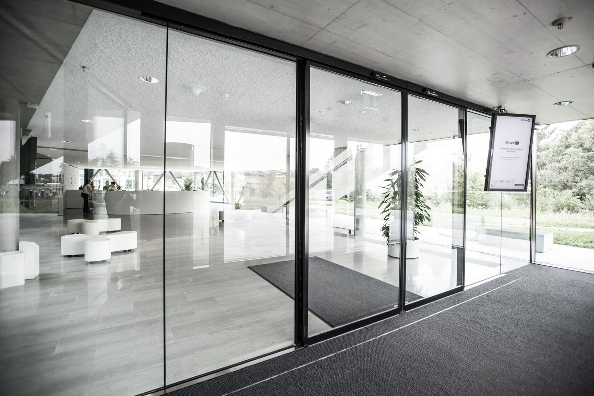 Eingang der Groupe E in Granges Paccot mit einer automatischen Schiebetür