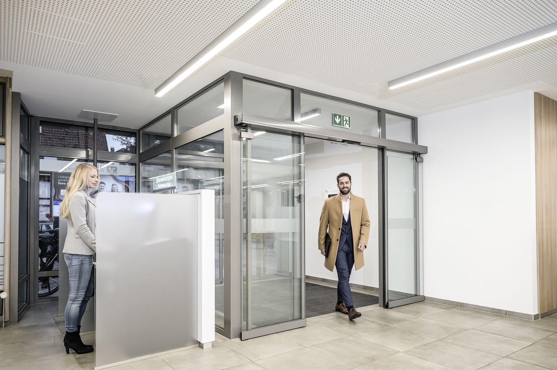 Eingang der Volksbank Bielefeld Guetersloh mit automatischen Schiebetüren