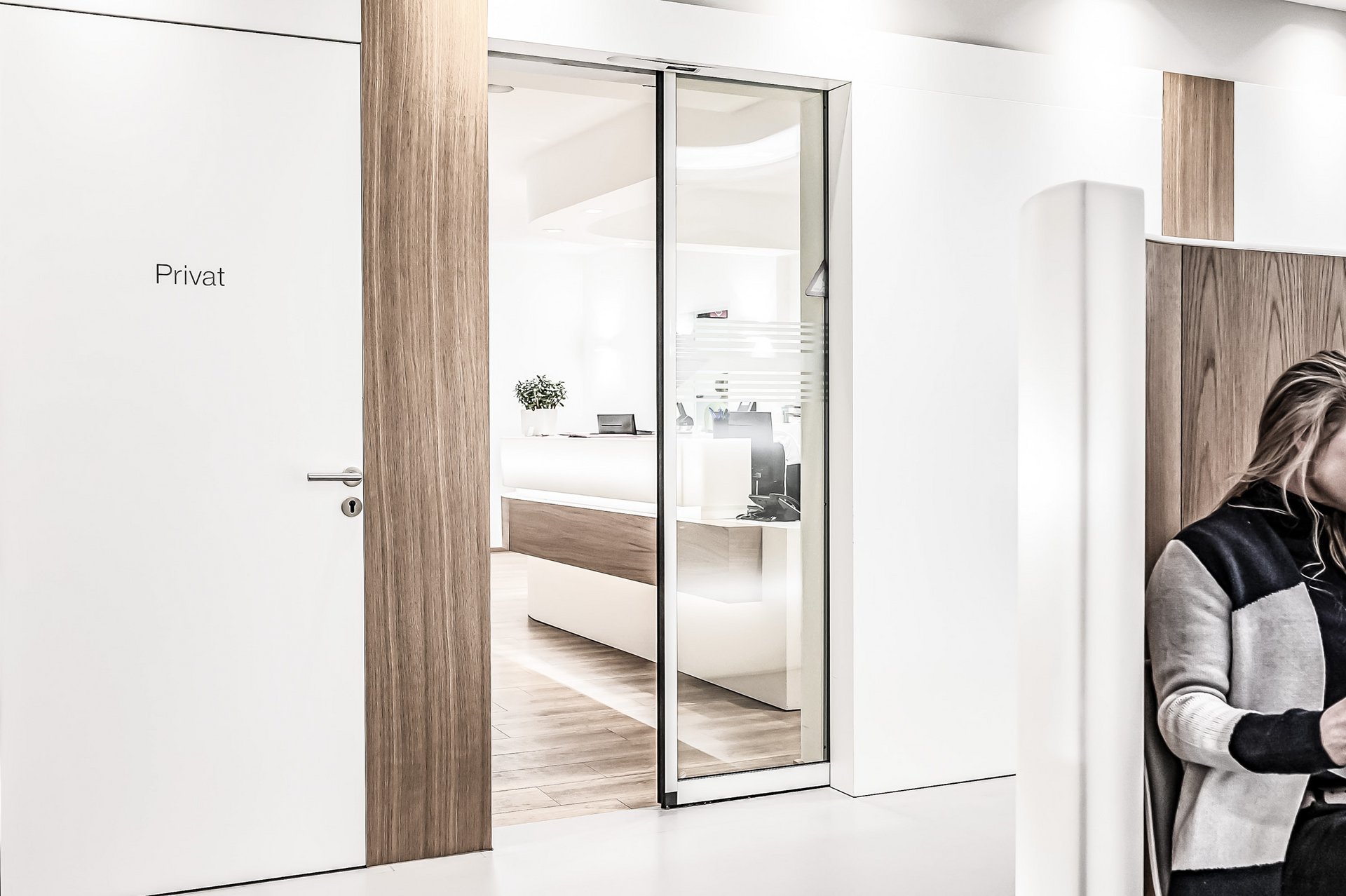 Empfang des Ärztehauses Diranuk mit einer automatischen Schiebetür