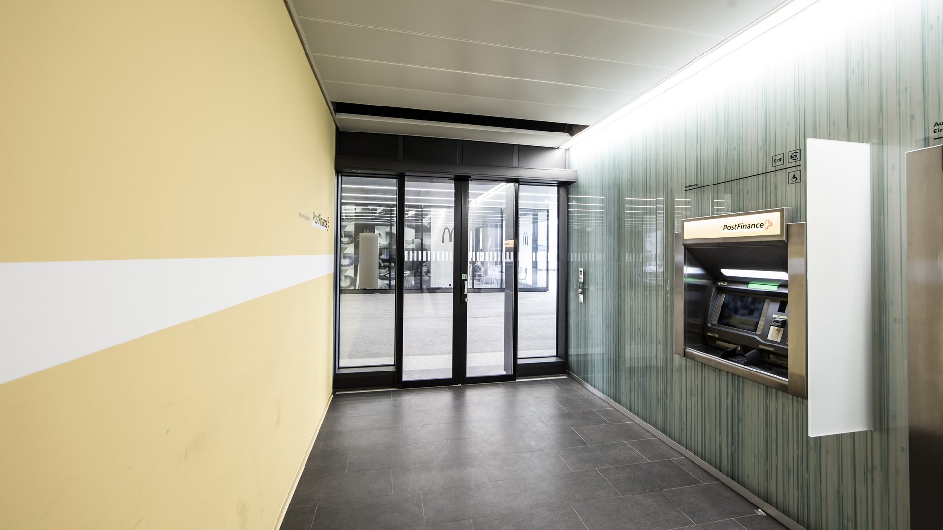 Flur im PostParc Gebäude in Bern mit einer automatischen Schiebetür