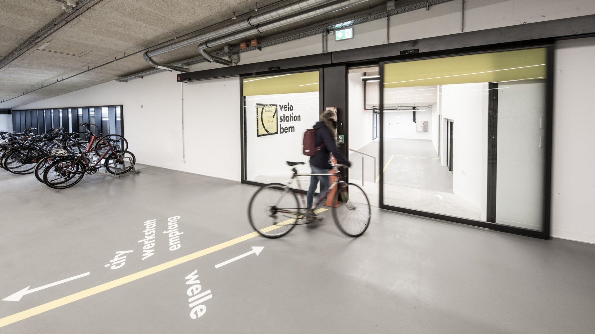 Flur in der Velo Station Bern mit einer automatischen Schiebetür