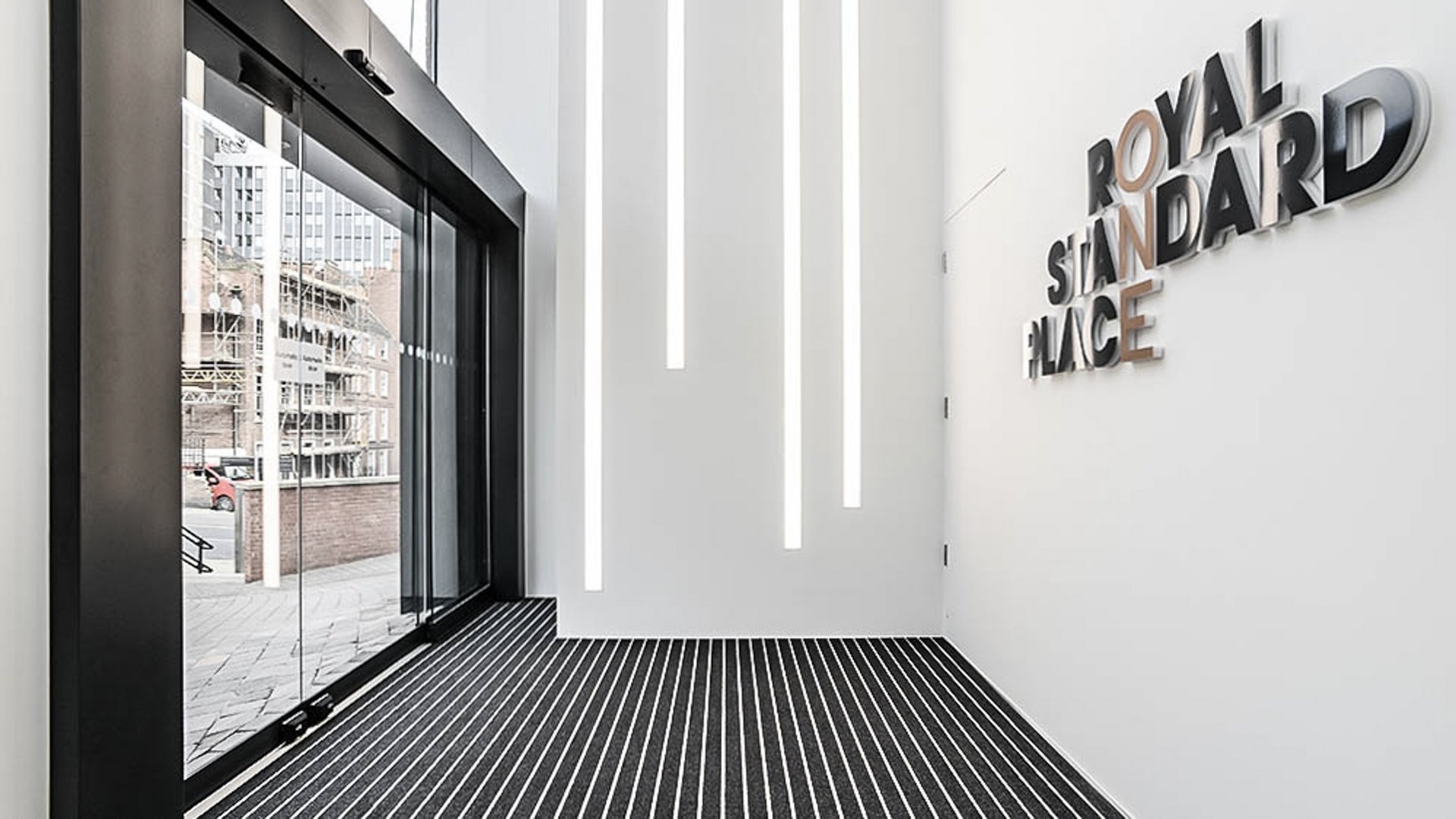 Eingang Royal Standard Place in Nottingham mit einer automatischen Schiebetür