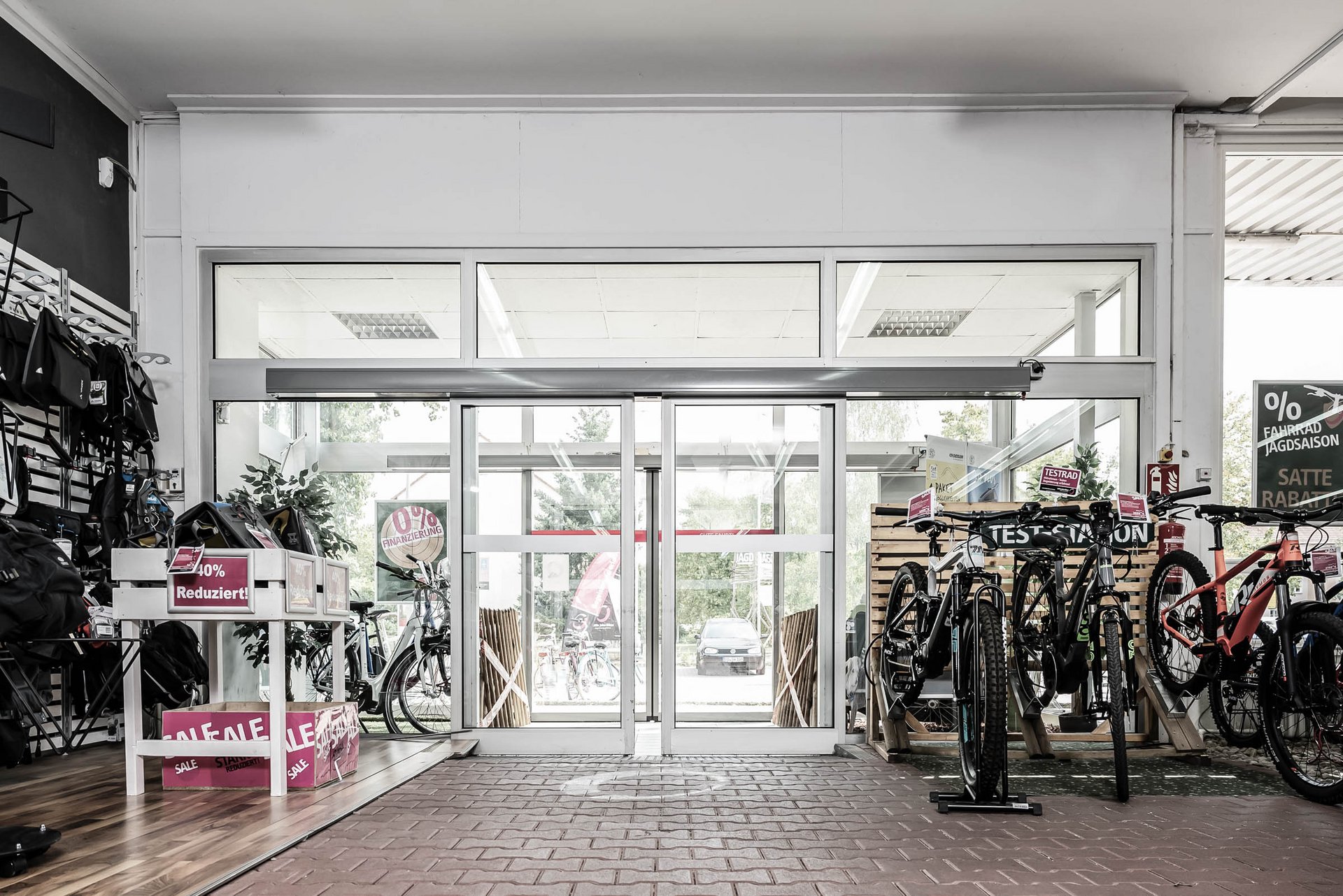 Eingang Little John Bikes in Deutschland mit einer automatischen Schiebetür