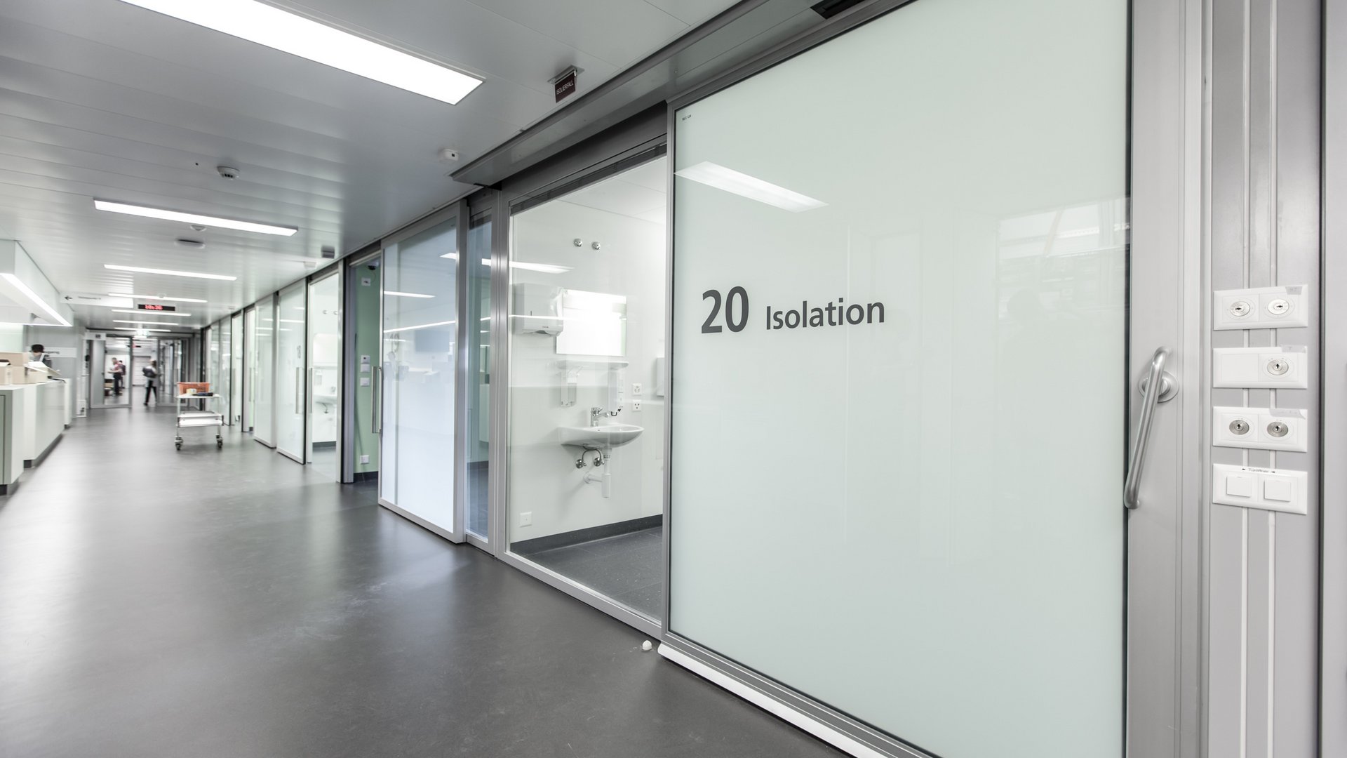 Isolationsstation des Inselspitals Bern mit einer dichten automatischen Schiebetür