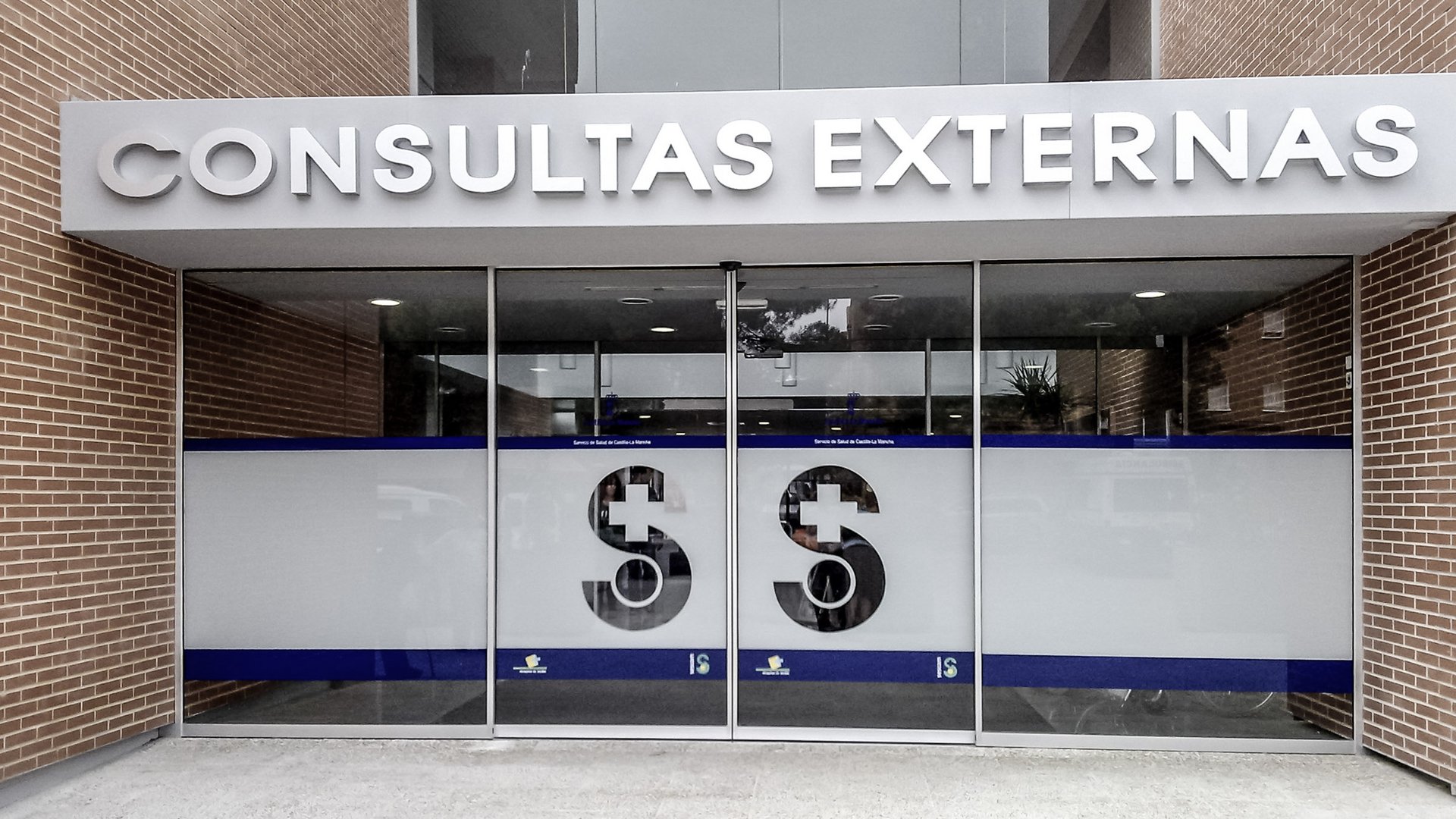 Eingang mit einer automatischen Schiebetür im Spital Hellin in Spanien