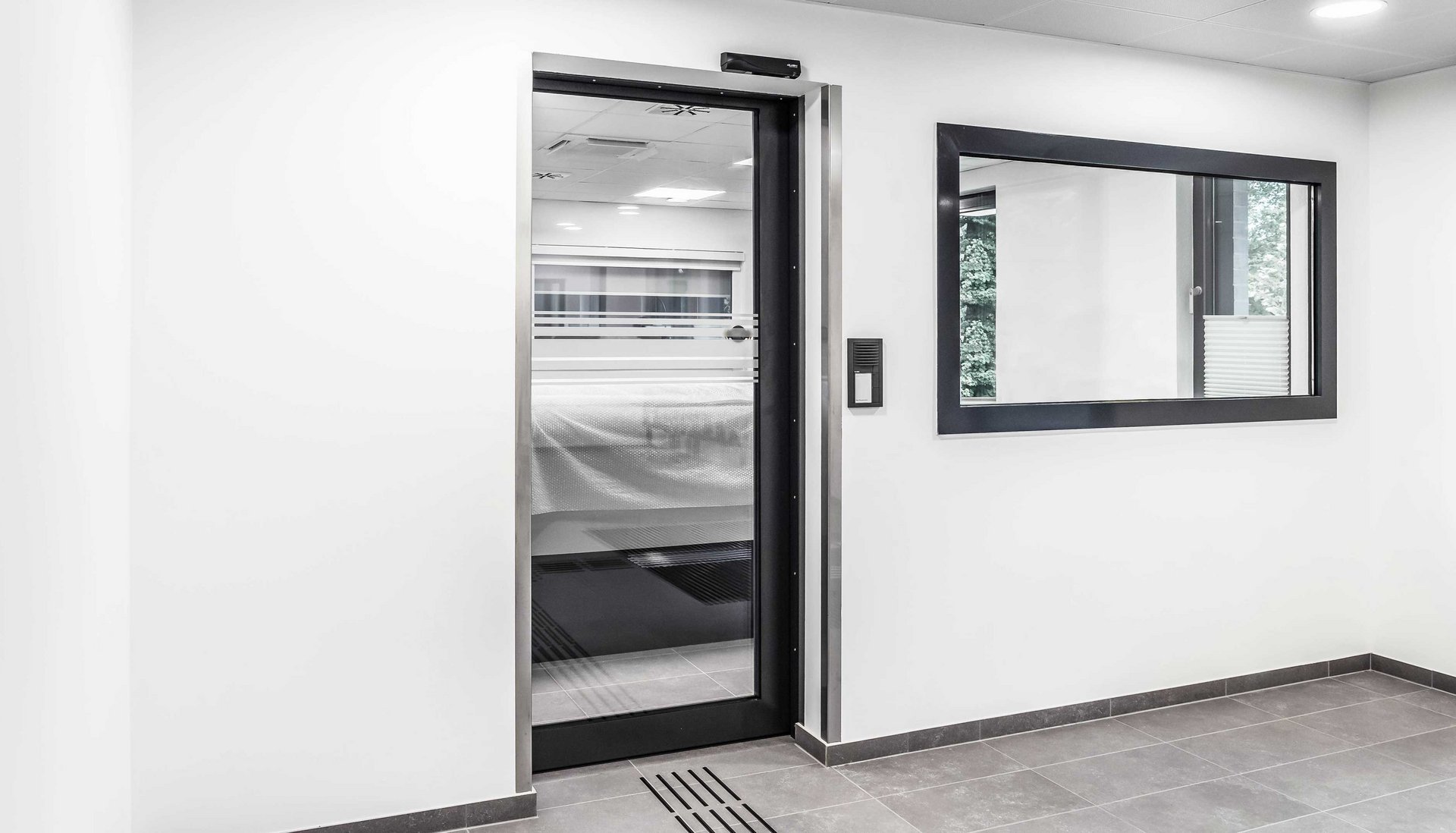 Durchschusshemmende automatische Schiebetür im Innenbereich