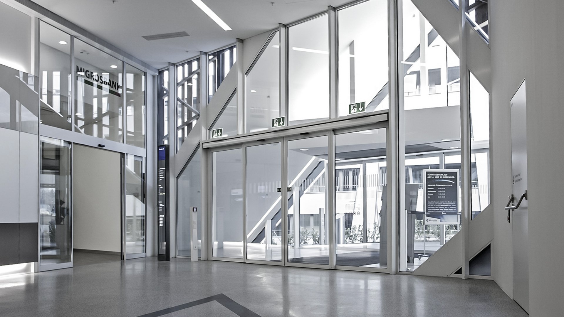 Eingang zum Westside Center mit automatischen Schiebetüren