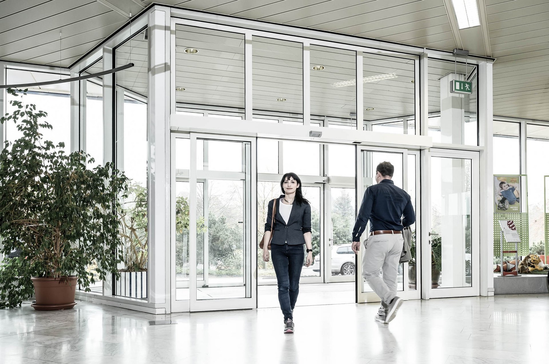 Eingang zum Rollstuhlhersteller Meyra mit automatischen Schiebetüren