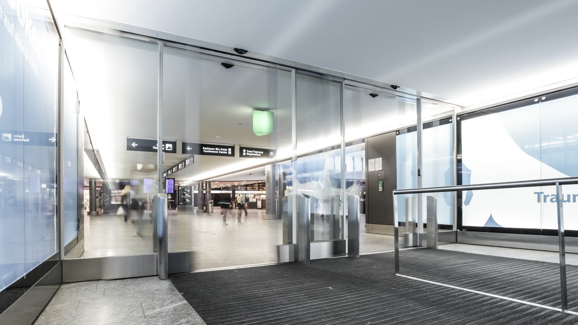 Flur im Flughafen Zürich mit einer automatischen Schiebetür