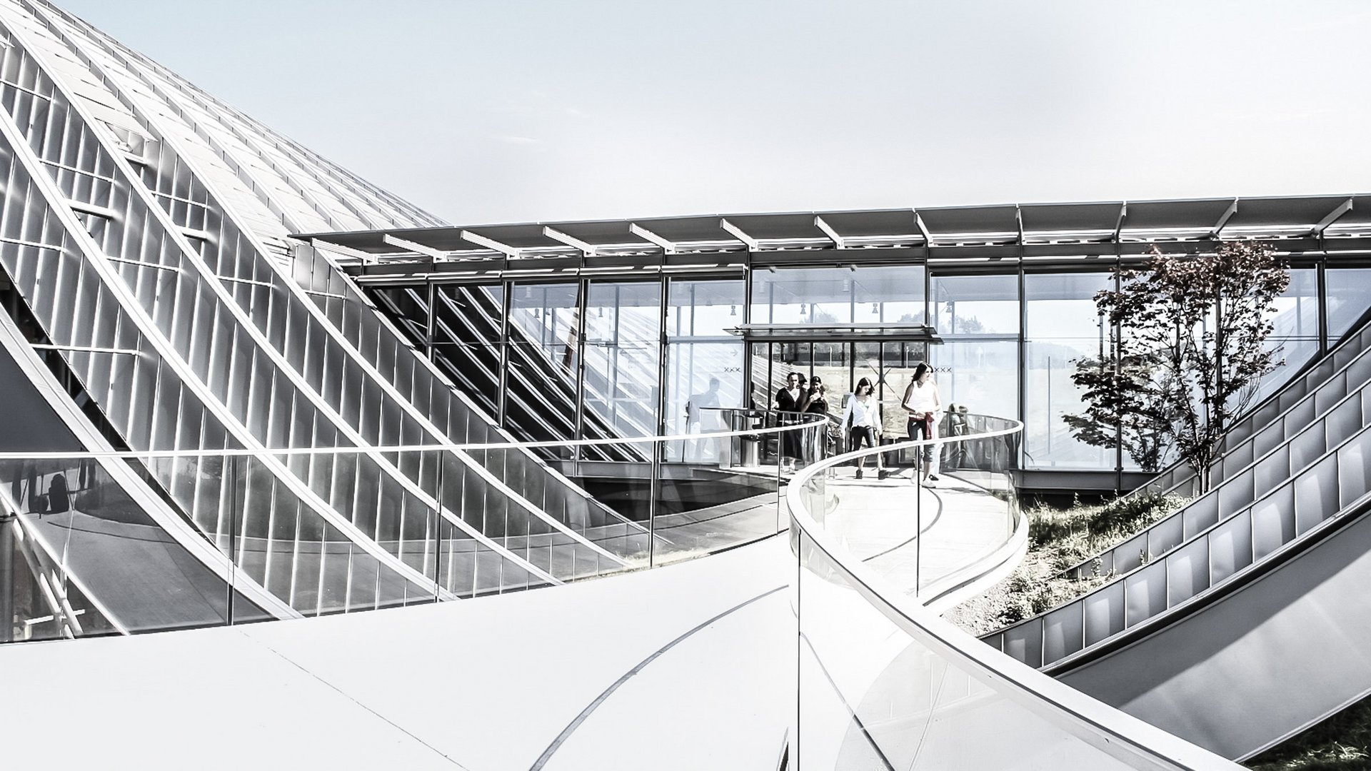 Eingang zum Paul Klee Museum in Bern mit automatischen Schiebetüren