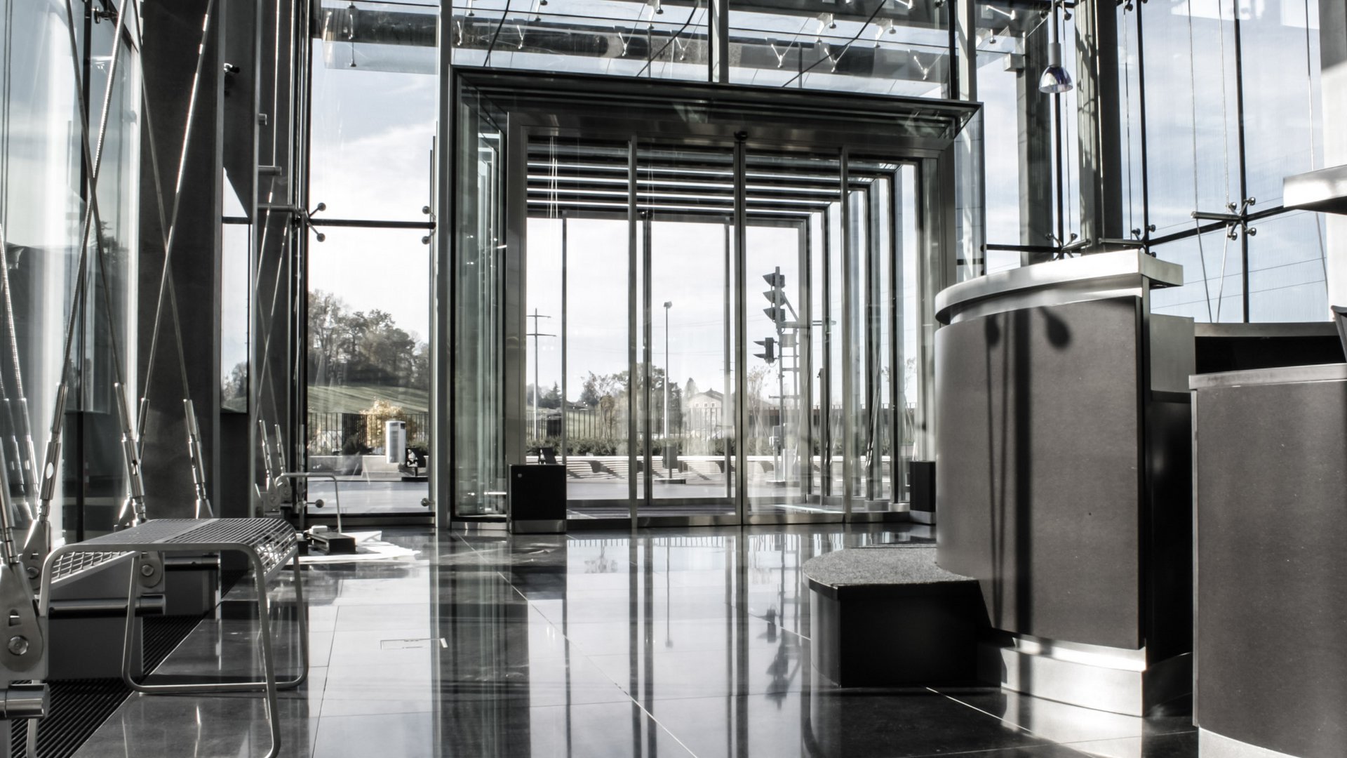 Eingang zum CFK Modelleisenbahnmuseum in Granges-Paccot mit automatischen Schiebetüren