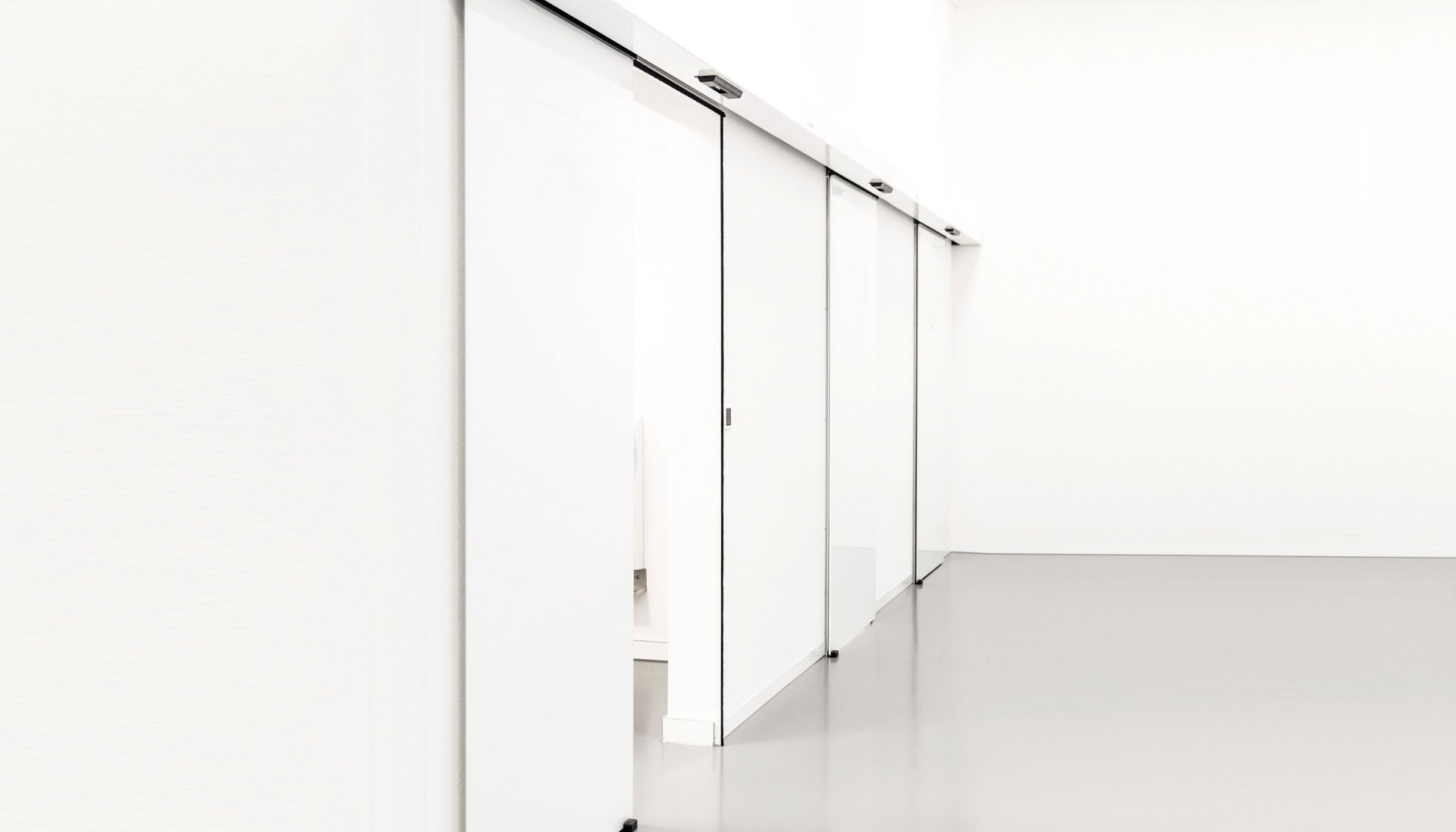 Innenbereich mit automatischen Ganzglasschiebetüren