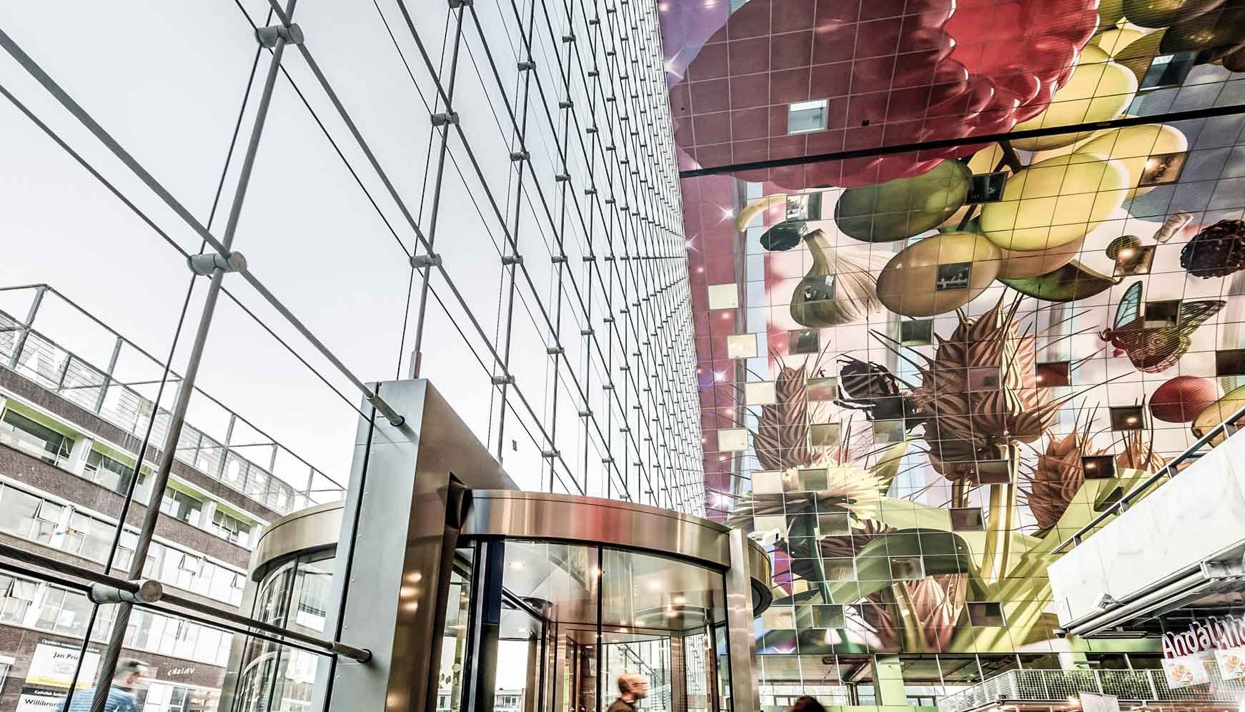 Markthalle von Rotterdam mit einer automatischen Karusselltür
