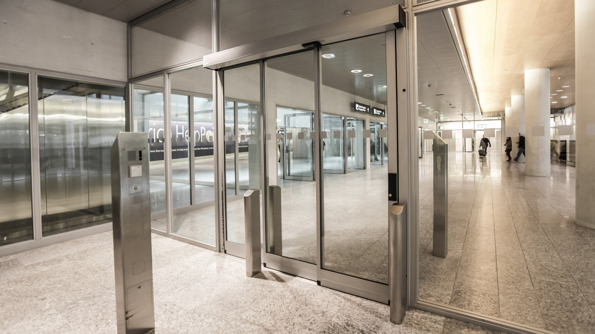 Innenbereich des Flughafens Zürich mit einer automatischen Schiebetür
