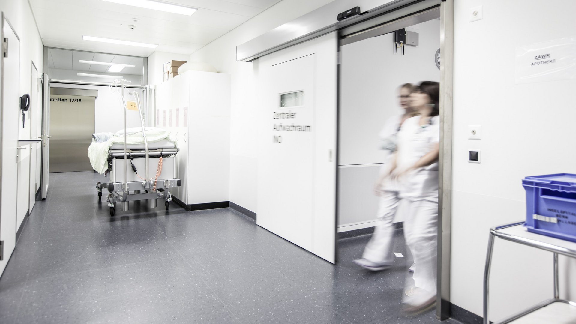 Aufwachraum im Inselspital Bern mit einer automatischen Schiebetür