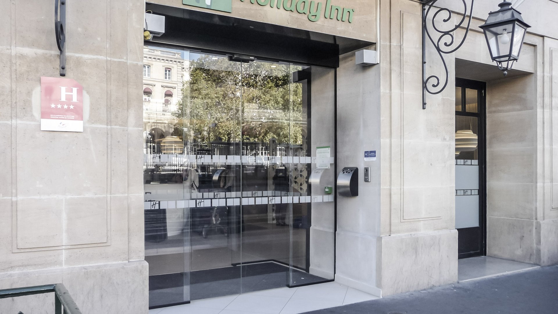 Hotel HolidayInn in Paris mit einer automatischen Schiebetür