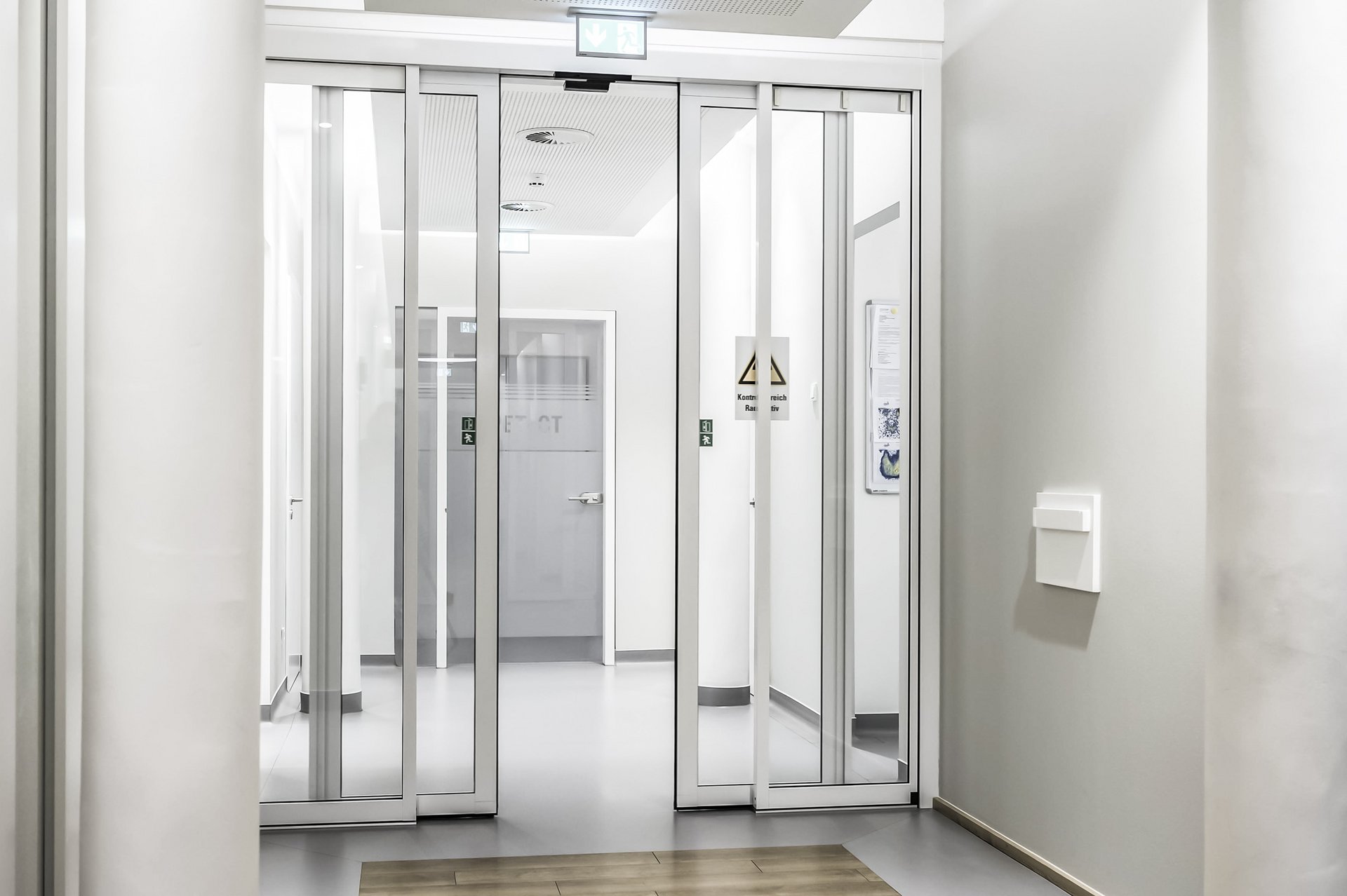 Flur im Ärztehaus Diranuk mit einer automatischen Schiebetür