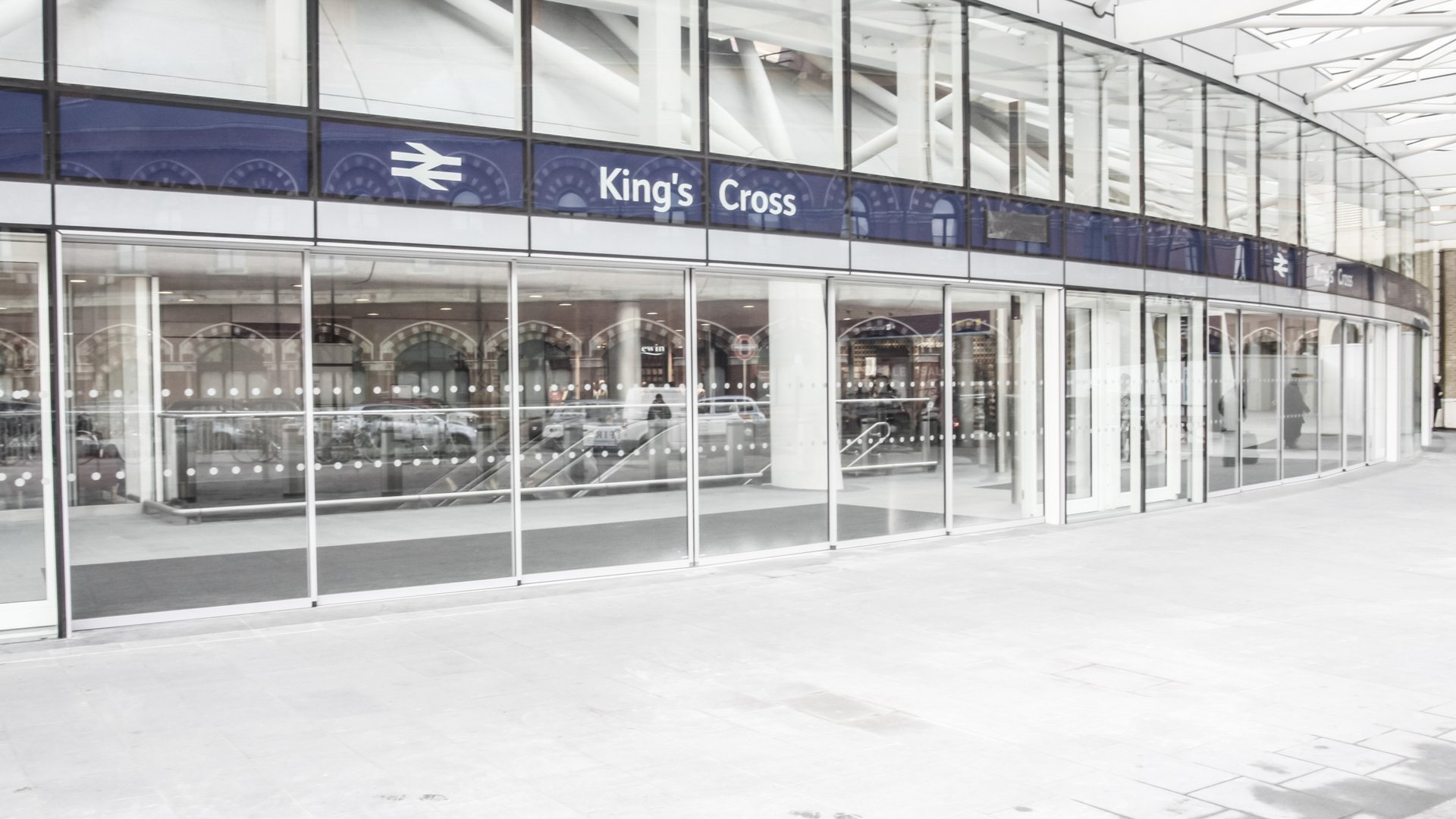 Eingang der Kings-Cross Station in London mit automatischen Schiebetüren