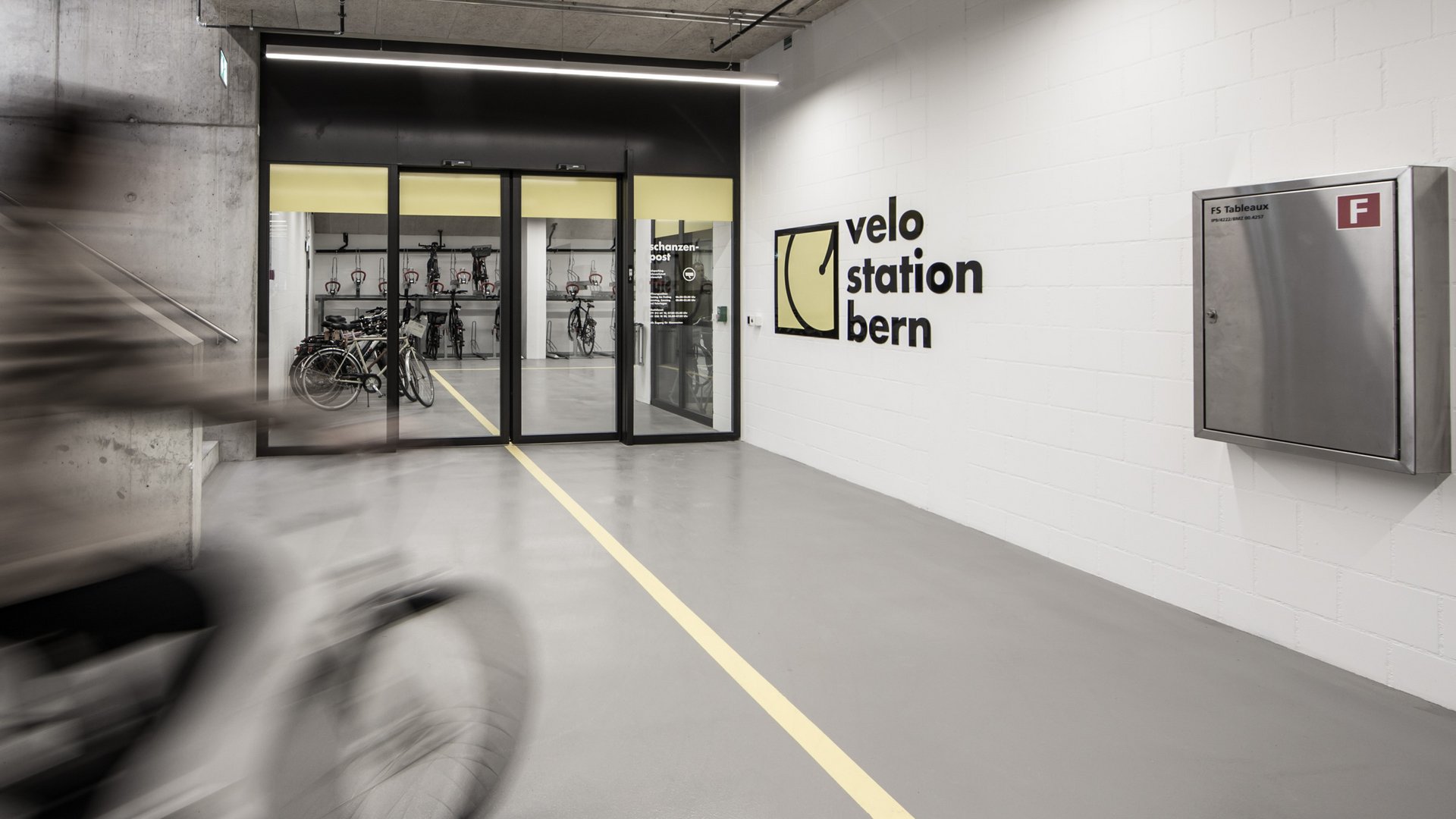 Flur in der Velo Station Bern mit einer automatischen Schiebetür