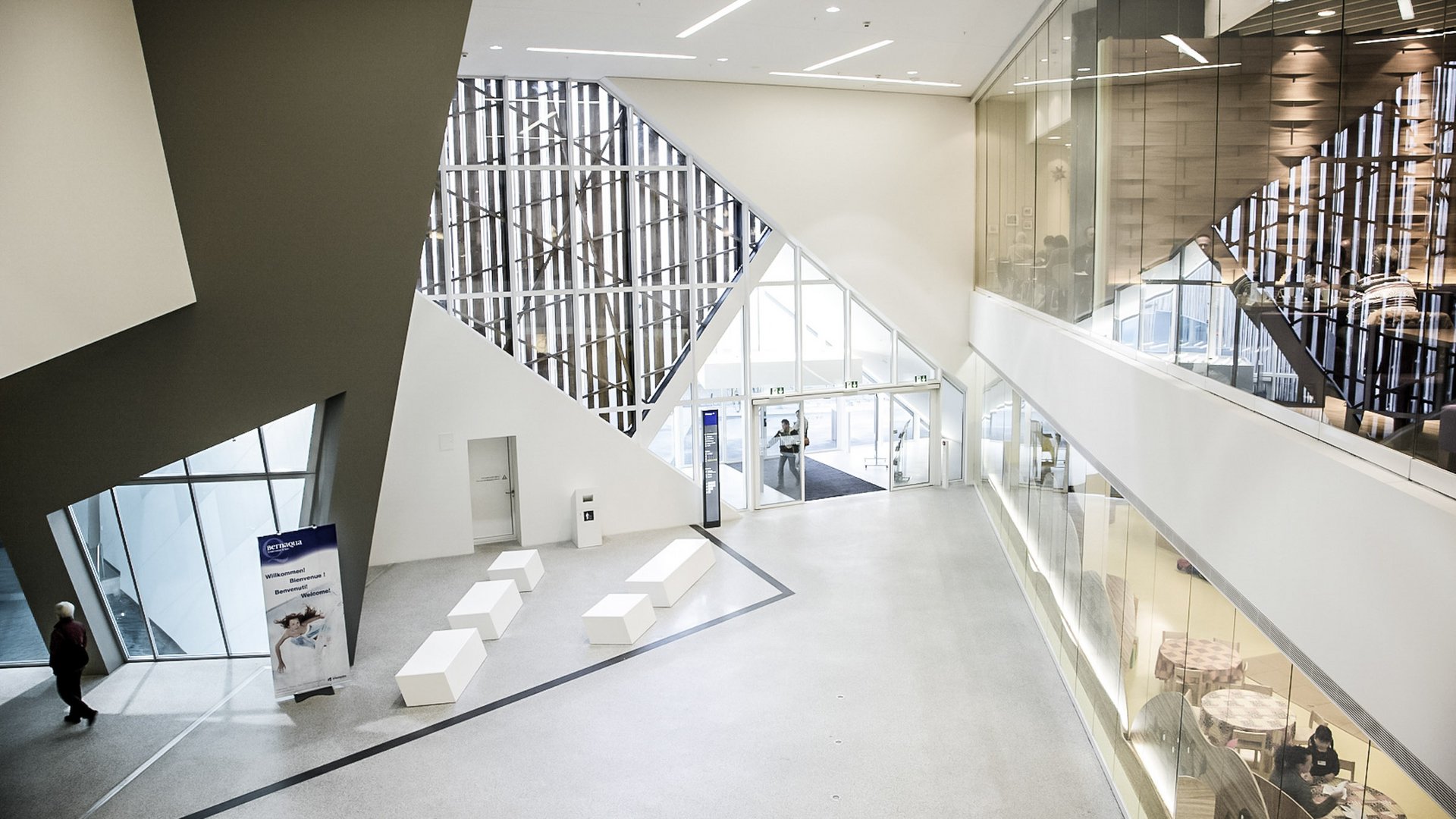 Foyer im Westside Center mit automatischen Schiebetüren