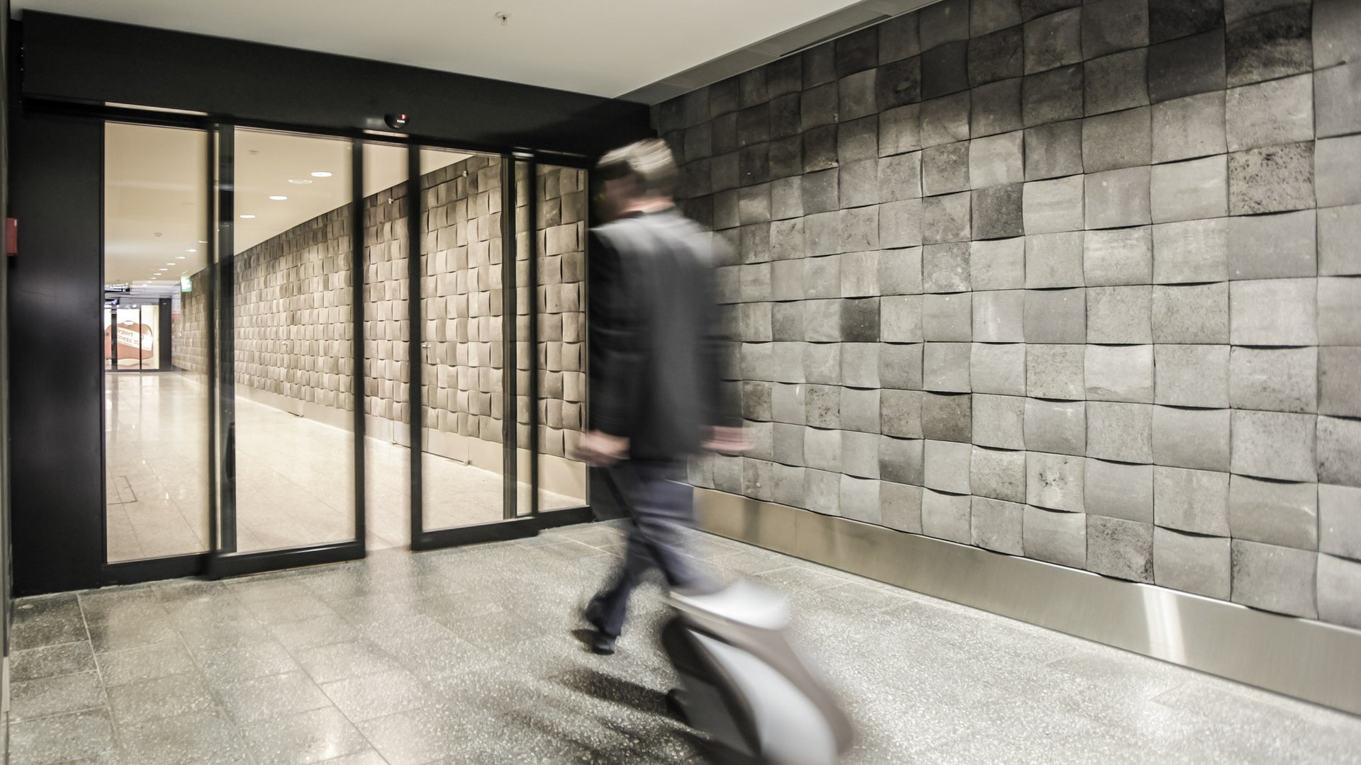 Flur im Flughafen Zürich mit einer automatischen Schiebetür