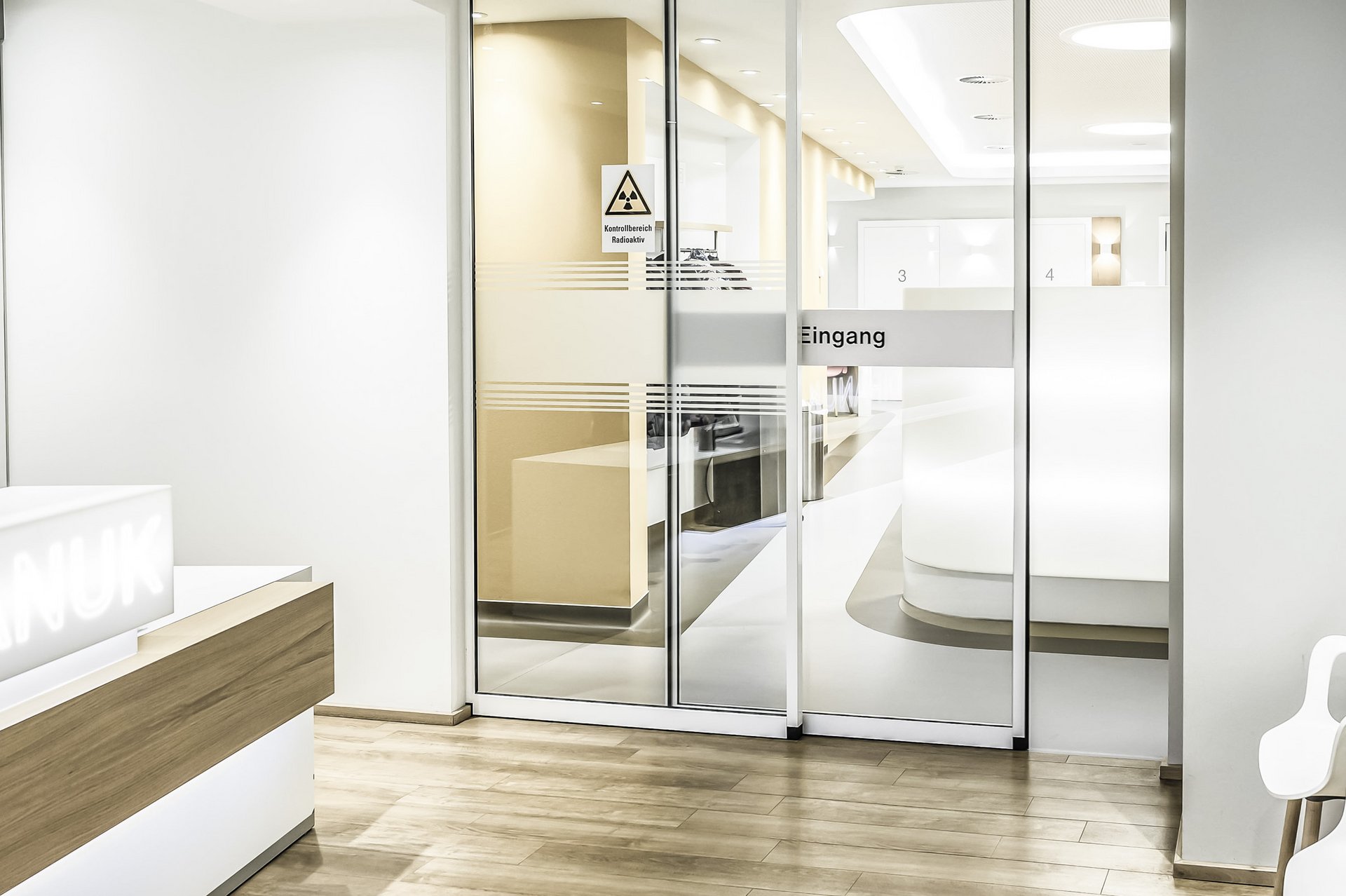 Eingang im Ärztehaus Diranuk mit einer automatischen Schiebetür