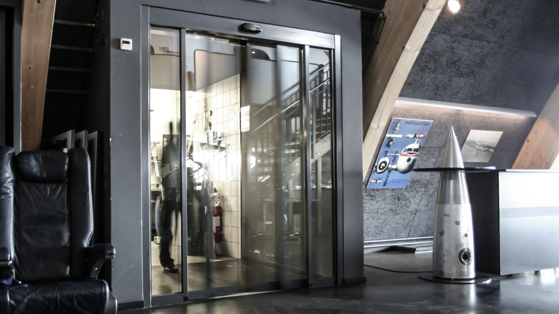 Innenbereich des Restaurants Runway 34 in Zürich mit einer automatischen Schiebetür