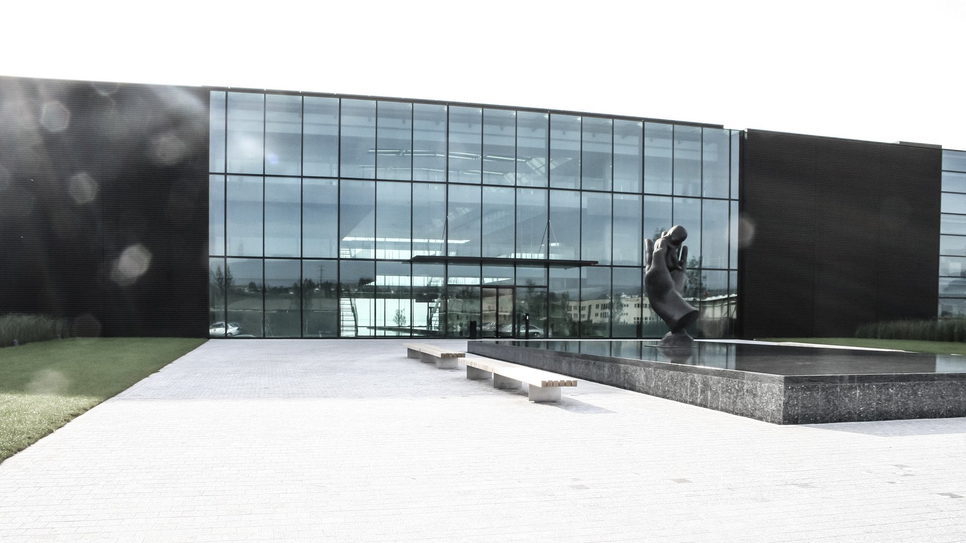 Eingang Ferring Gebäude in Saint-Prex mit einer automatischen Schiebetür