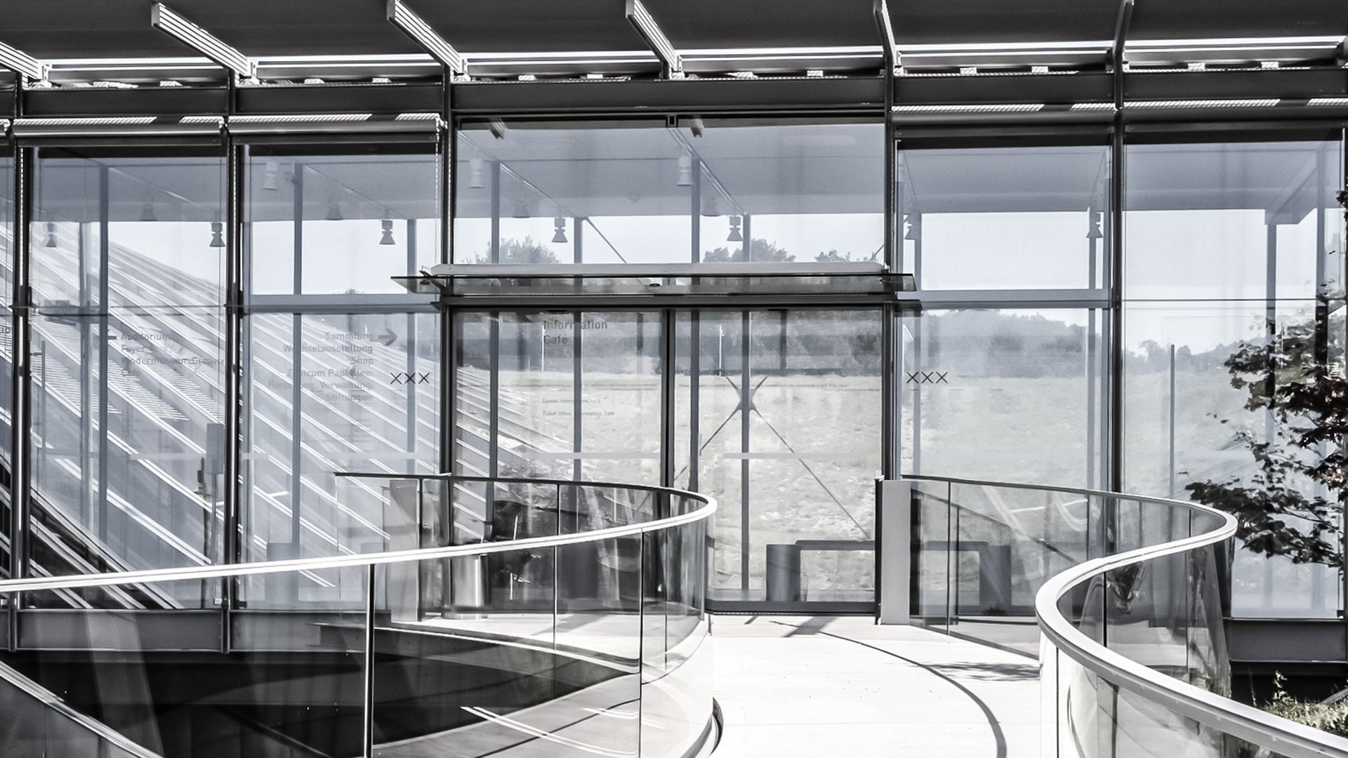 Eingang zum Paul Klee Museum in Bern mit automatischen Schiebetüren