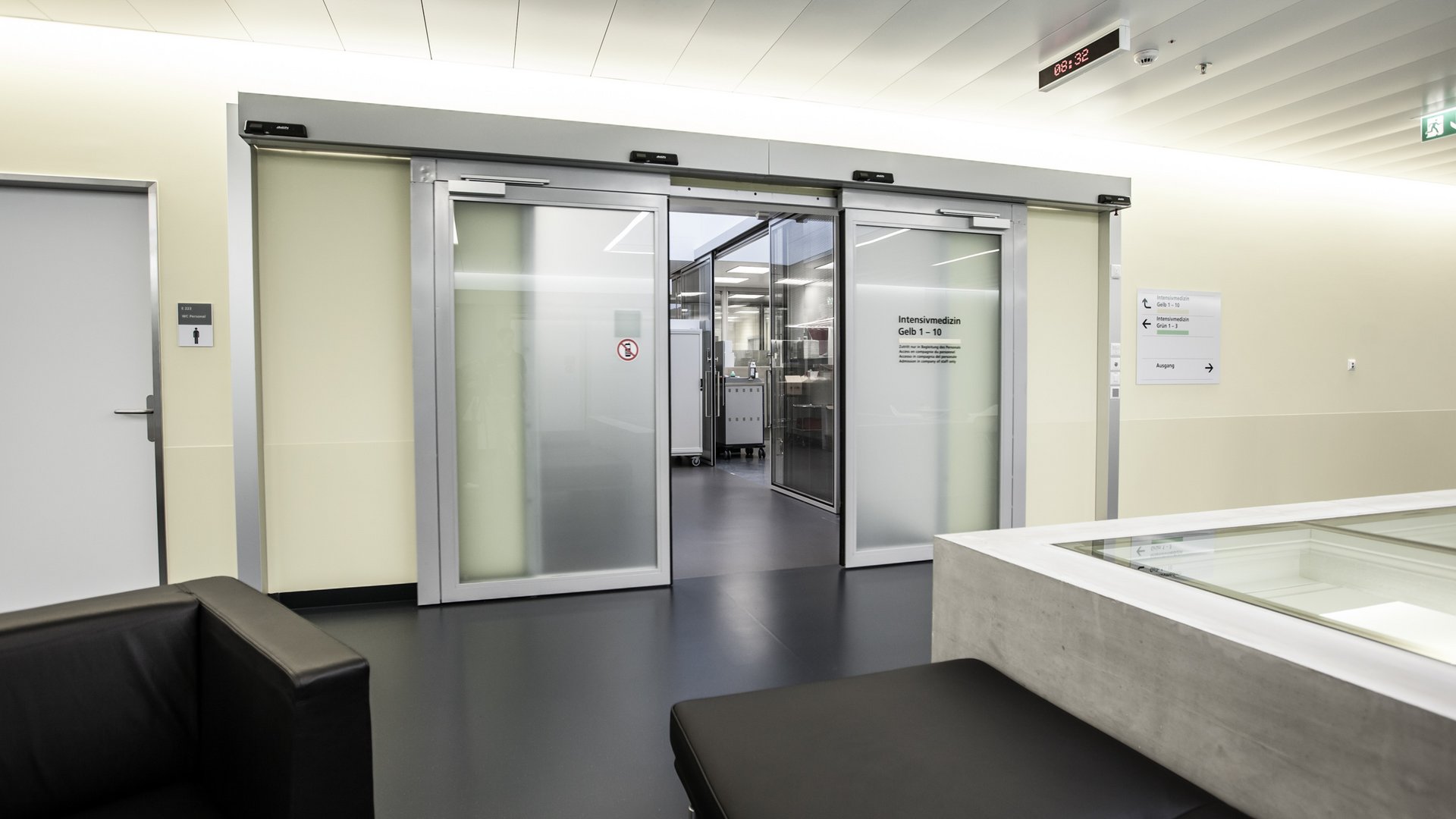 Eingang zur Intensivmedizin im Inselspital Bern mit einer automatischen Schiebetür
