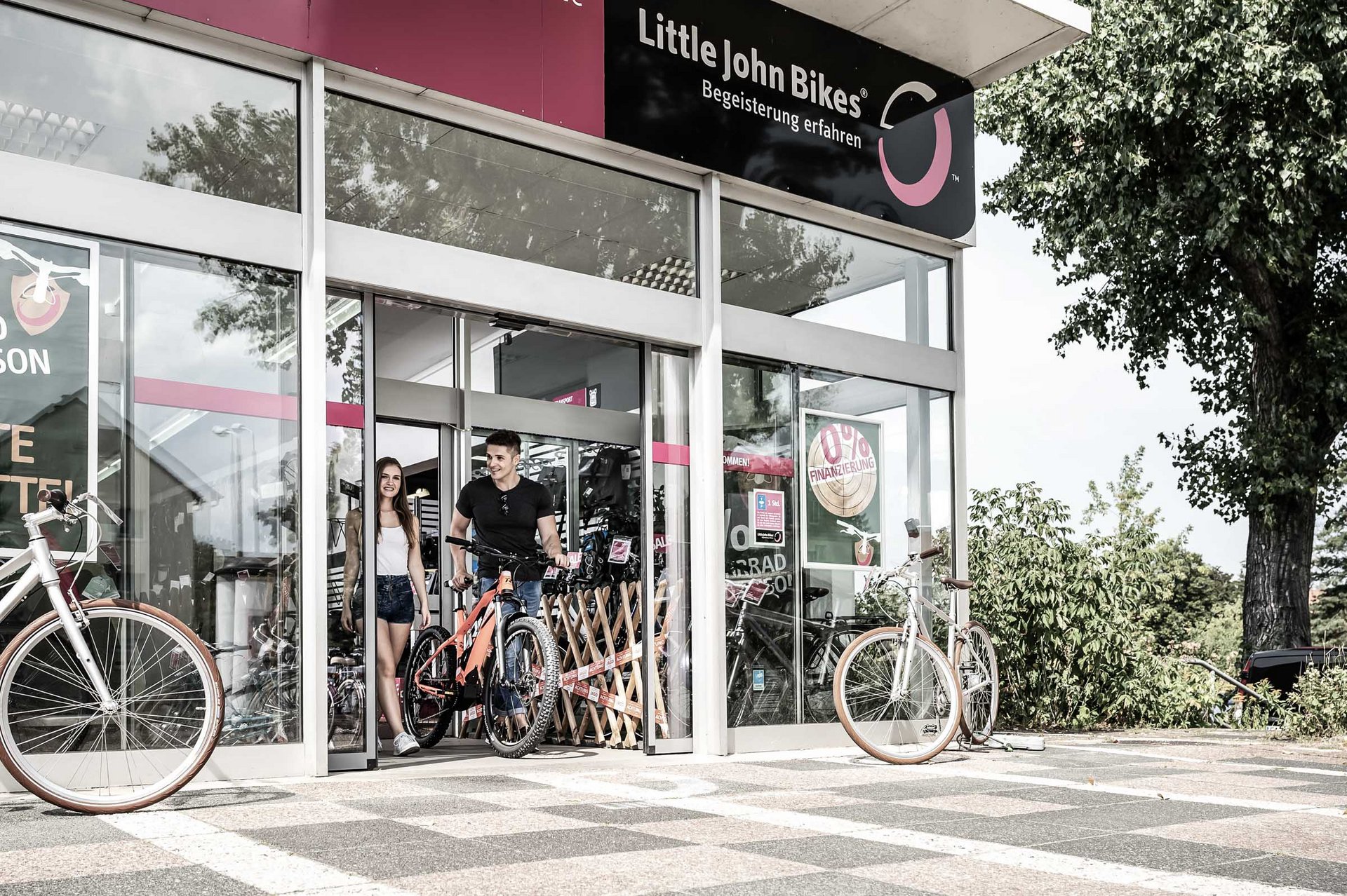 Eingang Little John Bikes in Deutschland mit einer automatischen Schiebetür