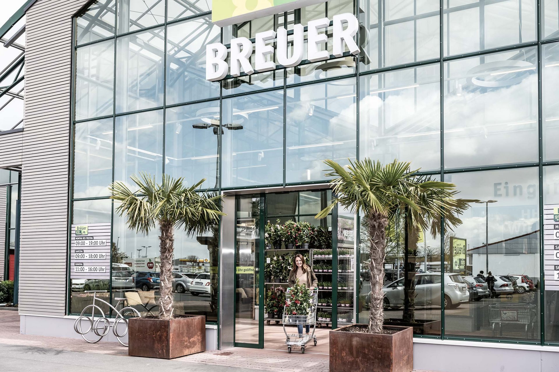 Eingang zum Gartenmarkt Breuer in Bielefeld mit einer automatischen Schiebetür