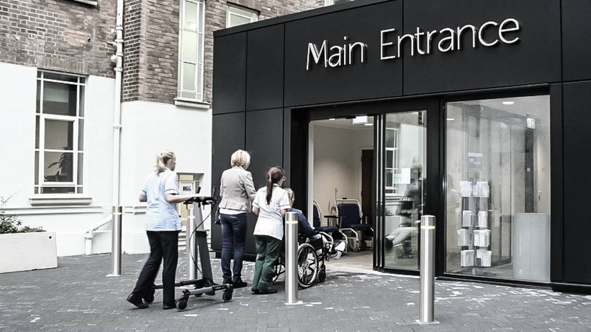 Haupteingang des Queen Elizabeth Spitals in Birmingham mit einer automatischen Schiebetür