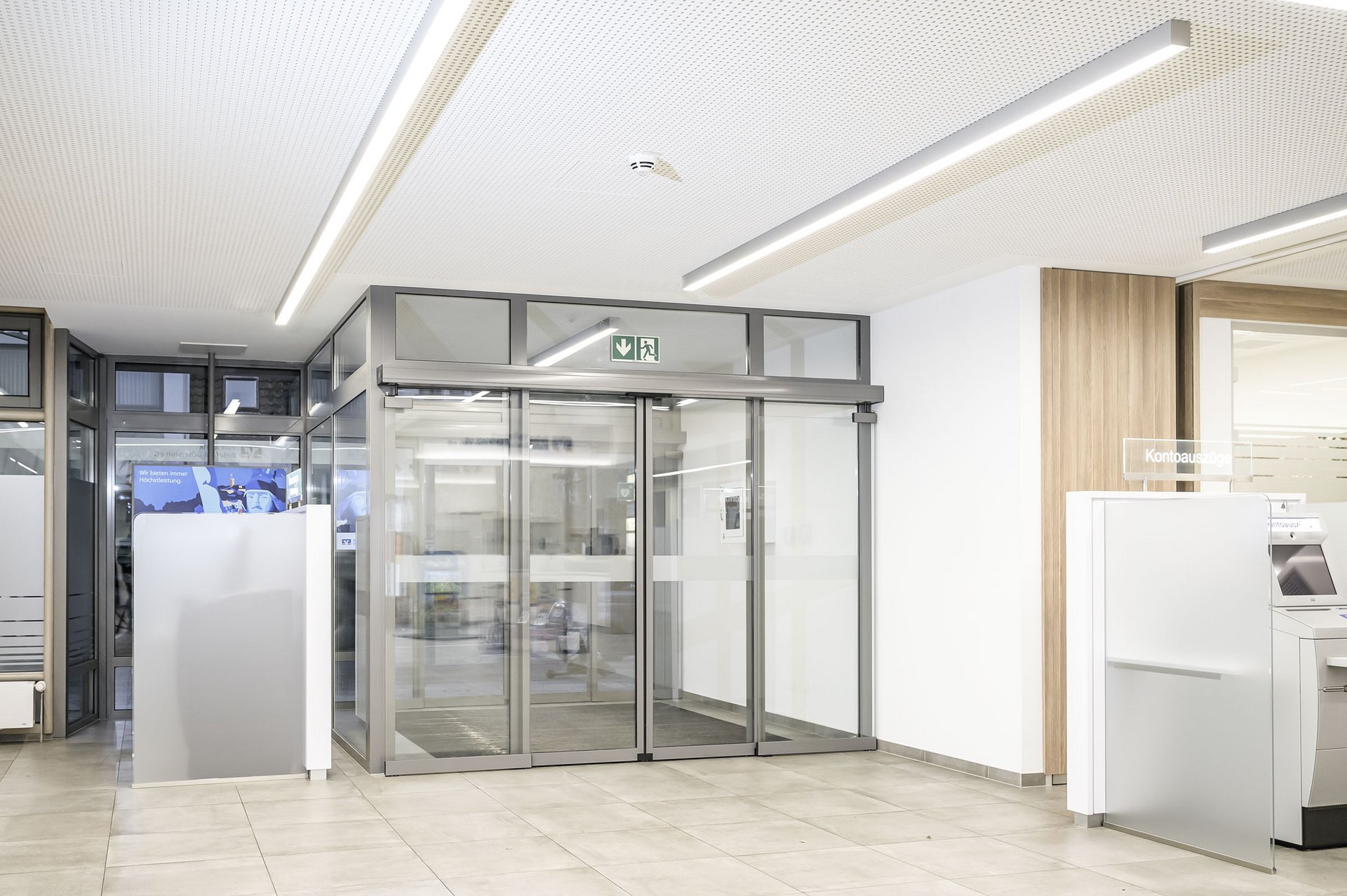 Eingang der Volksbank Bielefeld Guetersloh mit automatischen Schiebetüren